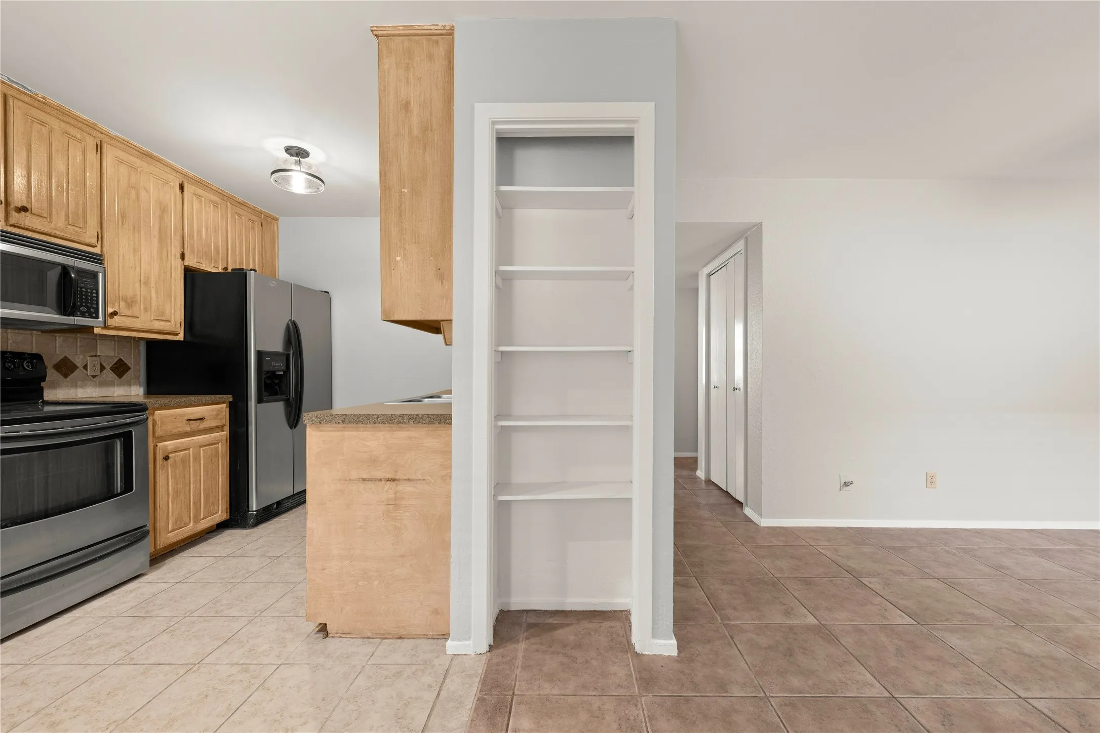 Condominium For Sale in Mc Lennan County , 1214 Baylor Avenue 111, Waco, Texas 76706, 2 Bedroom, 2 Bathroom, Garage spaces, 832 Sqft, built in 1983, mls#21323508, Real Estate Agent in Waco, Homes For Sale in Mc Lennan county, Homes For Sale in Waco, Realtor in Waco Texas, Real Estate Brokerage Independent Realty Texas, Luminita Cordes Realtor