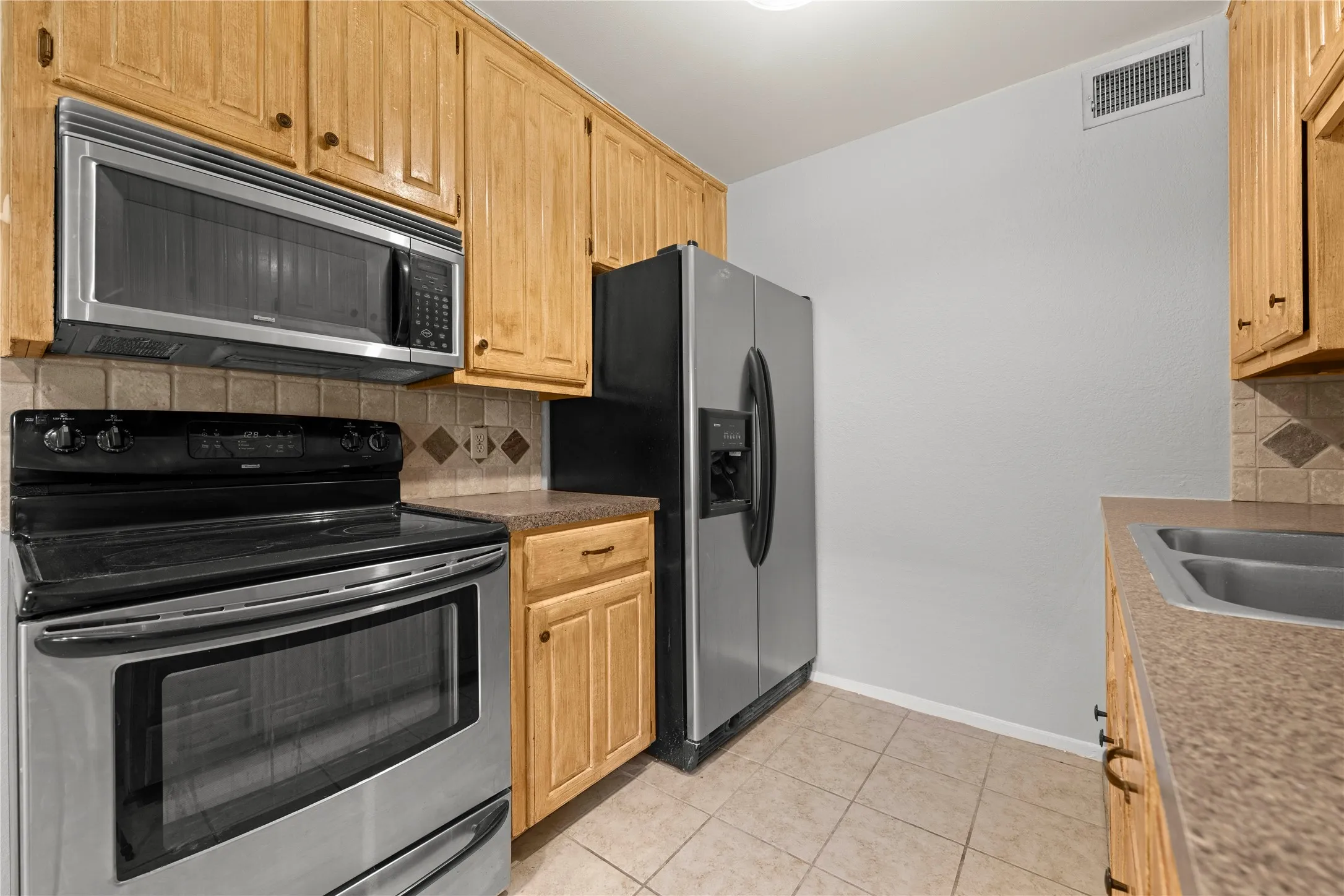 Condominium For Sale in Mc Lennan County , 1214 Baylor Avenue 111, Waco, Texas 76706, 2 Bedroom, 2 Bathroom, Garage spaces, 832 Sqft, built in 1983, mls#21323508, Real Estate Agent in Waco, Homes For Sale in Mc Lennan county, Homes For Sale in Waco, Realtor in Waco Texas, Real Estate Brokerage Independent Realty Texas, Luminita Cordes Realtor