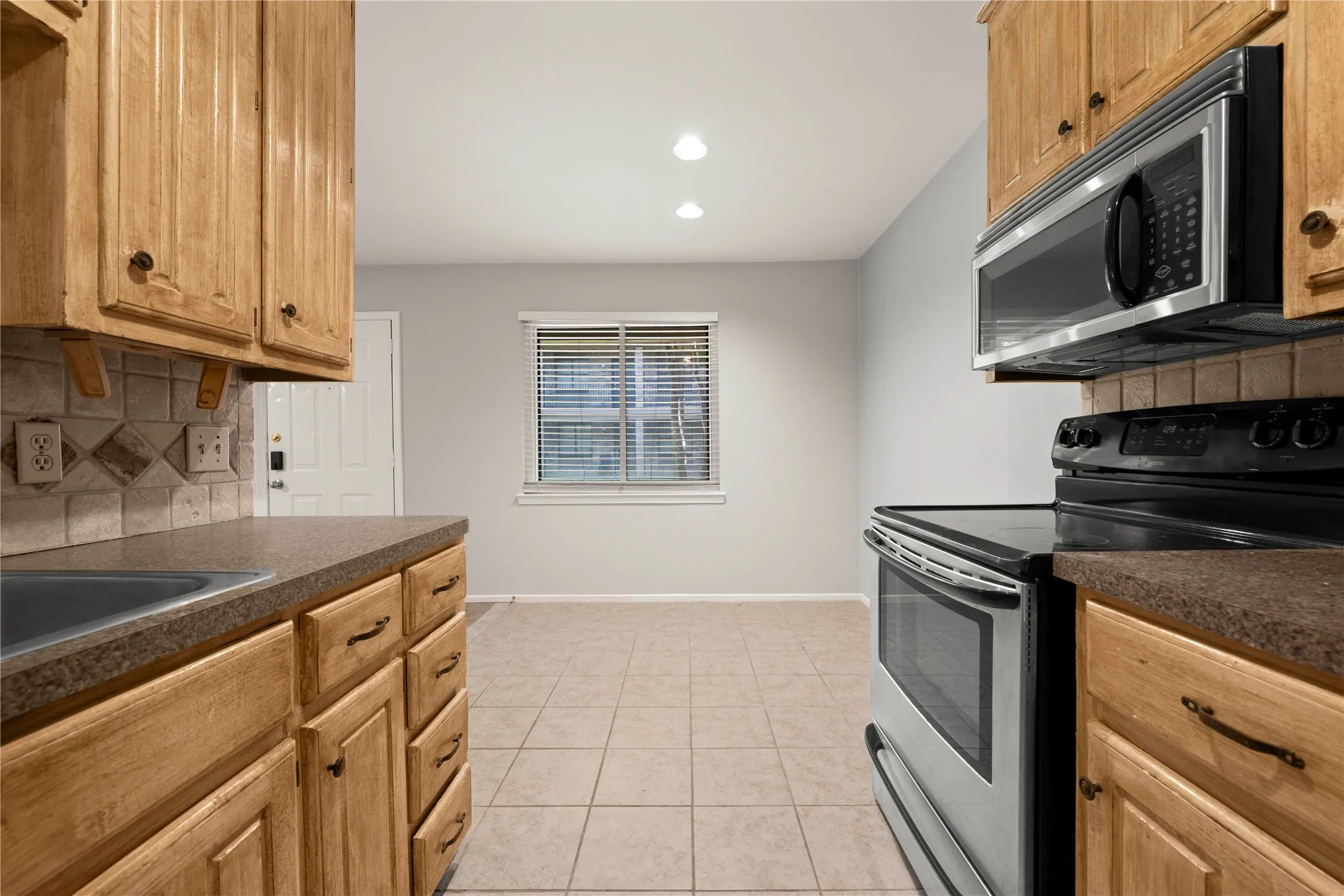 Condominium For Sale in Mc Lennan County , 1214 Baylor Avenue 111, Waco, Texas 76706, 2 Bedroom, 2 Bathroom, Garage spaces, 832 Sqft, built in 1983, mls#21323508, Real Estate Agent in Waco, Homes For Sale in Mc Lennan county, Homes For Sale in Waco, Realtor in Waco Texas, Real Estate Brokerage Independent Realty Texas, Luminita Cordes Realtor