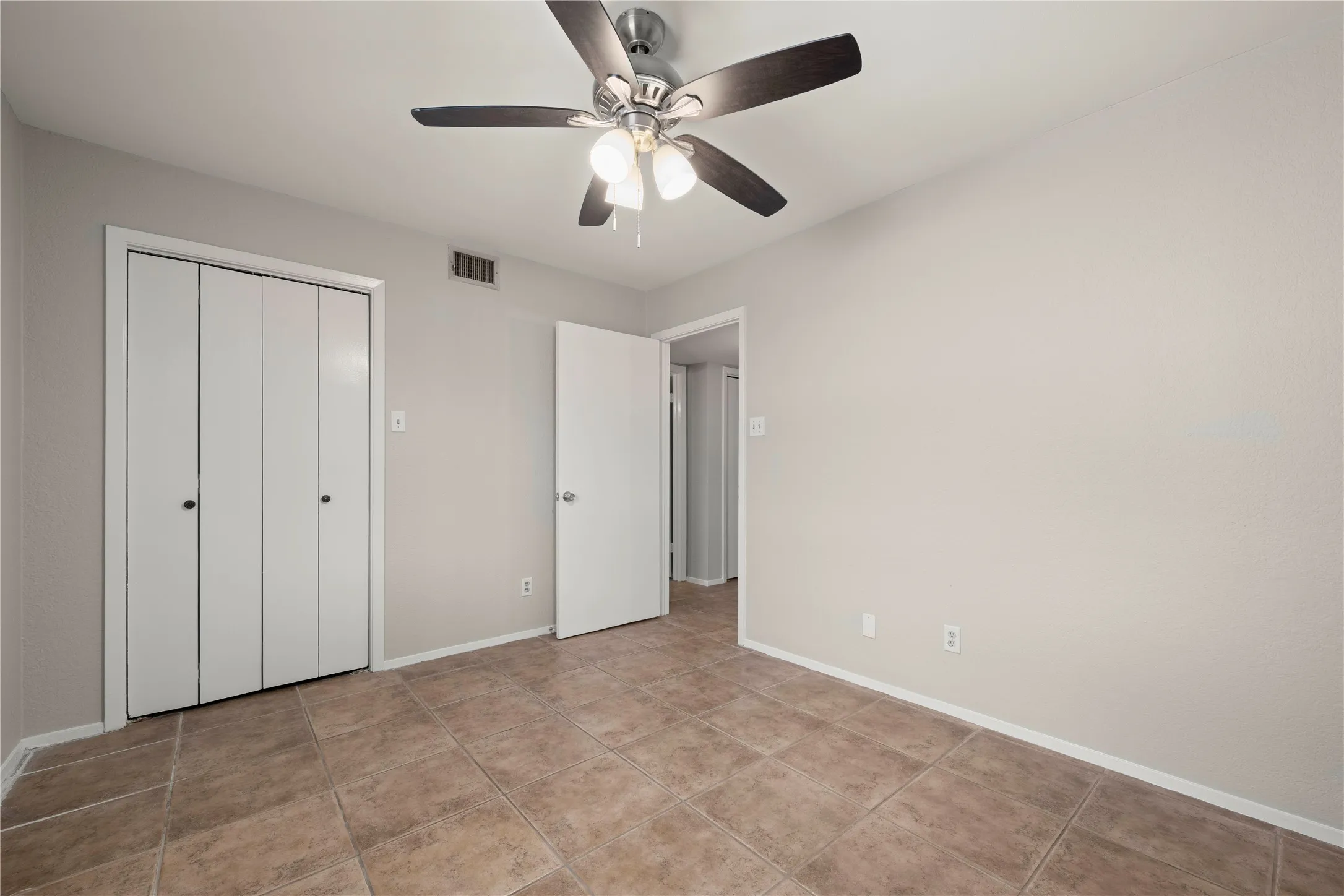 Condominium For Sale in Mc Lennan County , 1214 Baylor Avenue 111, Waco, Texas 76706, 2 Bedroom, 2 Bathroom, Garage spaces, 832 Sqft, built in 1983, mls#21323508, Real Estate Agent in Waco, Homes For Sale in Mc Lennan county, Homes For Sale in Waco, Realtor in Waco Texas, Real Estate Brokerage Independent Realty Texas, Luminita Cordes Realtor