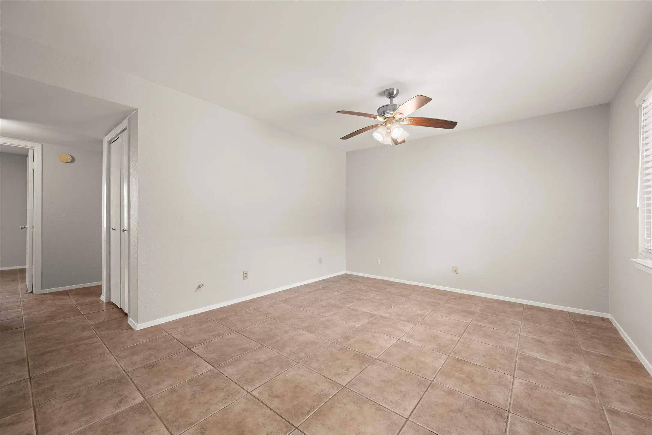 Condominium For Sale in Mc Lennan County , 1214 Baylor Avenue 111, Waco, Texas 76706, 2 Bedroom, 2 Bathroom, Garage spaces, 832 Sqft, built in 1983, mls#21323508, Real Estate Agent in Waco, Homes For Sale in Mc Lennan county, Homes For Sale in Waco, Realtor in Waco Texas, Real Estate Brokerage Independent Realty Texas, Luminita Cordes Realtor