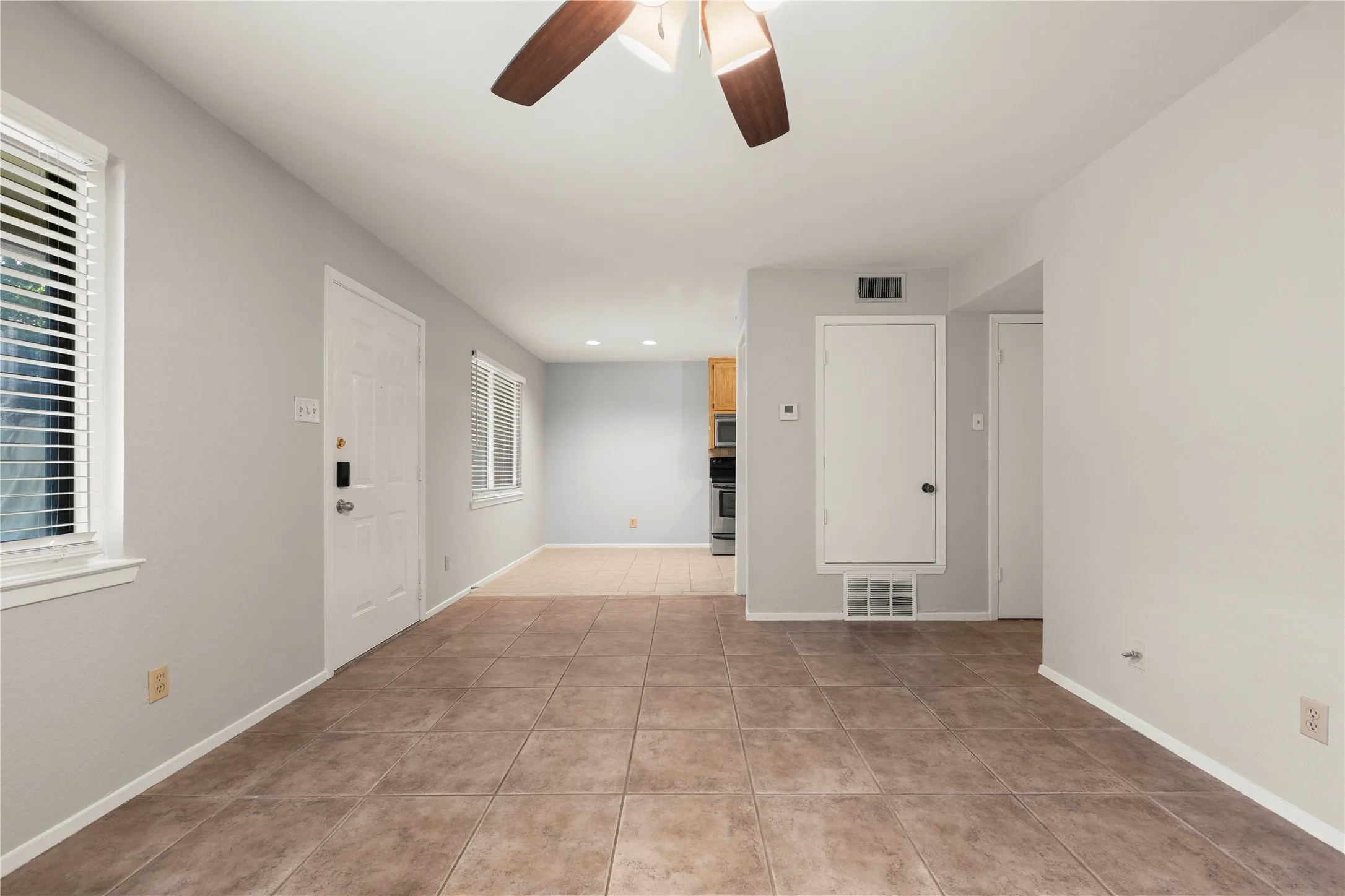 Condominium For Sale in Mc Lennan County , 1214 Baylor Avenue 111, Waco, Texas 76706, 2 Bedroom, 2 Bathroom, Garage spaces, 832 Sqft, built in 1983, mls#21323508, Real Estate Agent in Waco, Homes For Sale in Mc Lennan county, Homes For Sale in Waco, Realtor in Waco Texas, Real Estate Brokerage Independent Realty Texas, Luminita Cordes Realtor