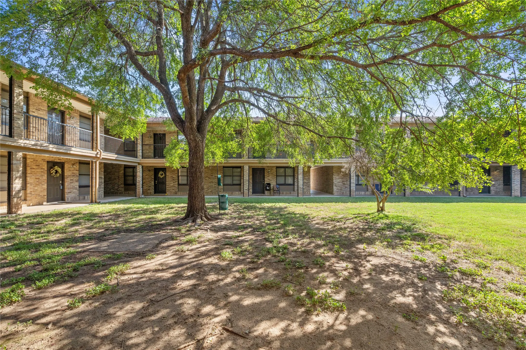 Condominium For Sale in Mc Lennan County , 1214 Baylor Avenue 111, Waco, Texas 76706, 2 Bedroom, 2 Bathroom, Garage spaces, 832 Sqft, built in 1983, mls#21323508, Real Estate Agent in Waco, Homes For Sale in Mc Lennan county, Homes For Sale in Waco, Realtor in Waco Texas, Real Estate Brokerage Independent Realty Texas, Luminita Cordes Realtor
