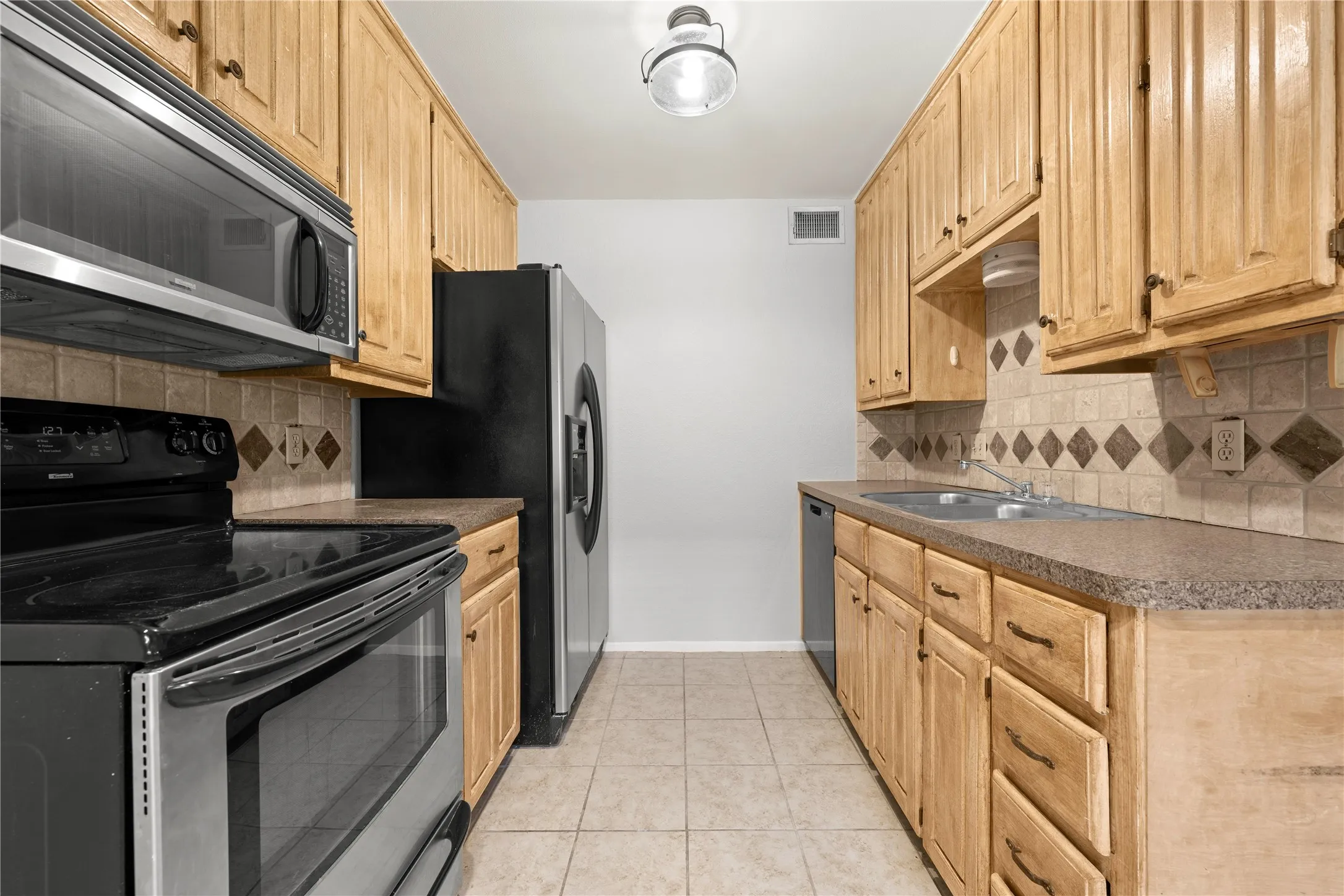 Condominium For Sale in Mc Lennan County , 1214 Baylor Avenue 111, Waco, Texas 76706, 2 Bedroom, 2 Bathroom, Garage spaces, 832 Sqft, built in 1983, mls#21323508, Real Estate Agent in Waco, Homes For Sale in Mc Lennan county, Homes For Sale in Waco, Realtor in Waco Texas, Real Estate Brokerage Independent Realty Texas, Luminita Cordes Realtor