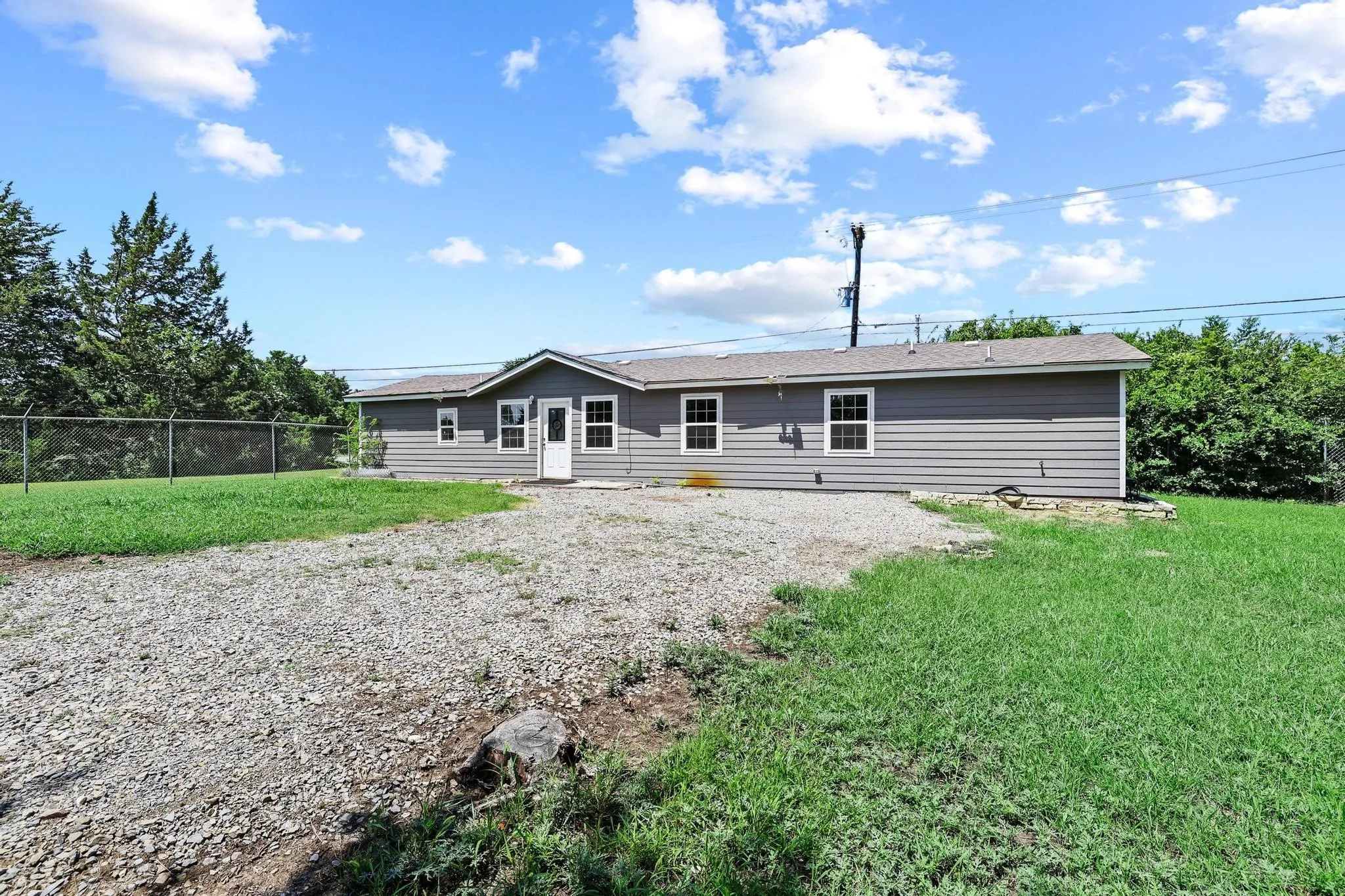 Single Family Residence For Sale in Grayson County , 231 Juniper Drive, Pottsboro, Texas 75076, 3 Bedroom, 3 Bathroom, Garage spaces, 1,360 Sqft, built in 1966, mls#21319613, Real Estate Agent in Pottsboro, Homes For Sale in Grayson county, Homes For Sale in Pottsboro, Realtor in Pottsboro Texas, Real Estate Brokerage Independent Realty Texas, Luminita Cordes Realtor