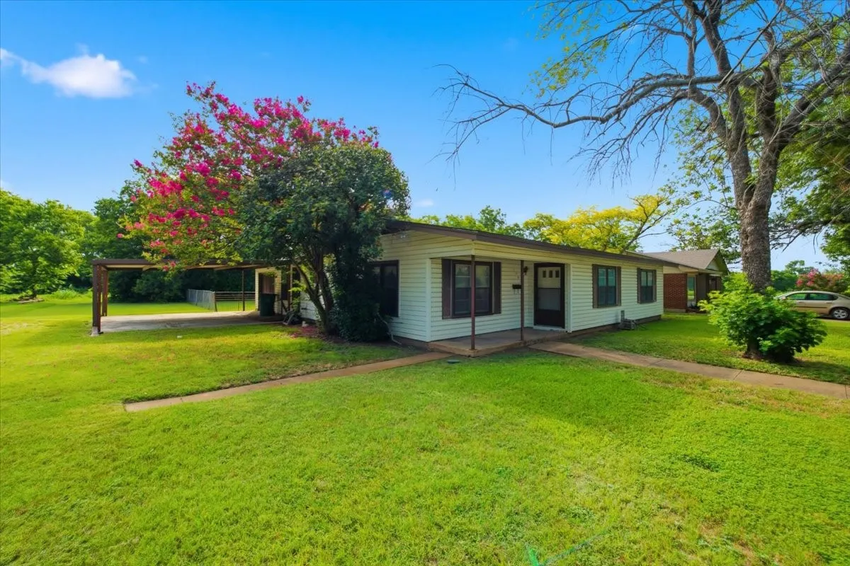 Single Family Residence For Sale in Mc Lennan County , 156 Bowie, Mc Gregor, Texas 76657, 3 Bedrooms, 2 Bathrooms, Garage spaces, 1,738 Sqft, built in 1957, Price $170,000, mls#21325045, Real Estate Agent in Mc Gregor, Homes For Sale in Mc Lennan county, Homes For Sale in Mc Gregor, Realtor in Mc Gregor Texas, Real Estate Brokerage Independent Realty Texas, Luminita Cordes Realtor