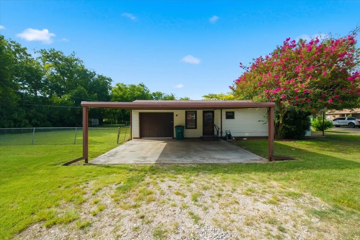 Single Family Residence For Sale in Mc Lennan County , 156 Bowie, Mc Gregor, Texas 76657, 3 Bedrooms, 2 Bathrooms, Garage spaces, 1,738 Sqft, built in 1957, Price $170,000, mls#21325045, Real Estate Agent in Mc Gregor, Homes For Sale in Mc Lennan county, Homes For Sale in Mc Gregor, Realtor in Mc Gregor Texas, Real Estate Brokerage Independent Realty Texas, Luminita Cordes Realtor