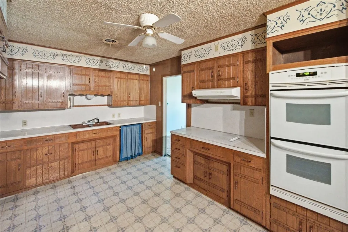 Single Family Residence For Sale in Mc Lennan County , 156 Bowie, Mc Gregor, Texas 76657, 3 Bedrooms, 2 Bathrooms, Garage spaces, 1,738 Sqft, built in 1957, Price $170,000, mls#21325045, Real Estate Agent in Mc Gregor, Homes For Sale in Mc Lennan county, Homes For Sale in Mc Gregor, Realtor in Mc Gregor Texas, Real Estate Brokerage Independent Realty Texas, Luminita Cordes Realtor
