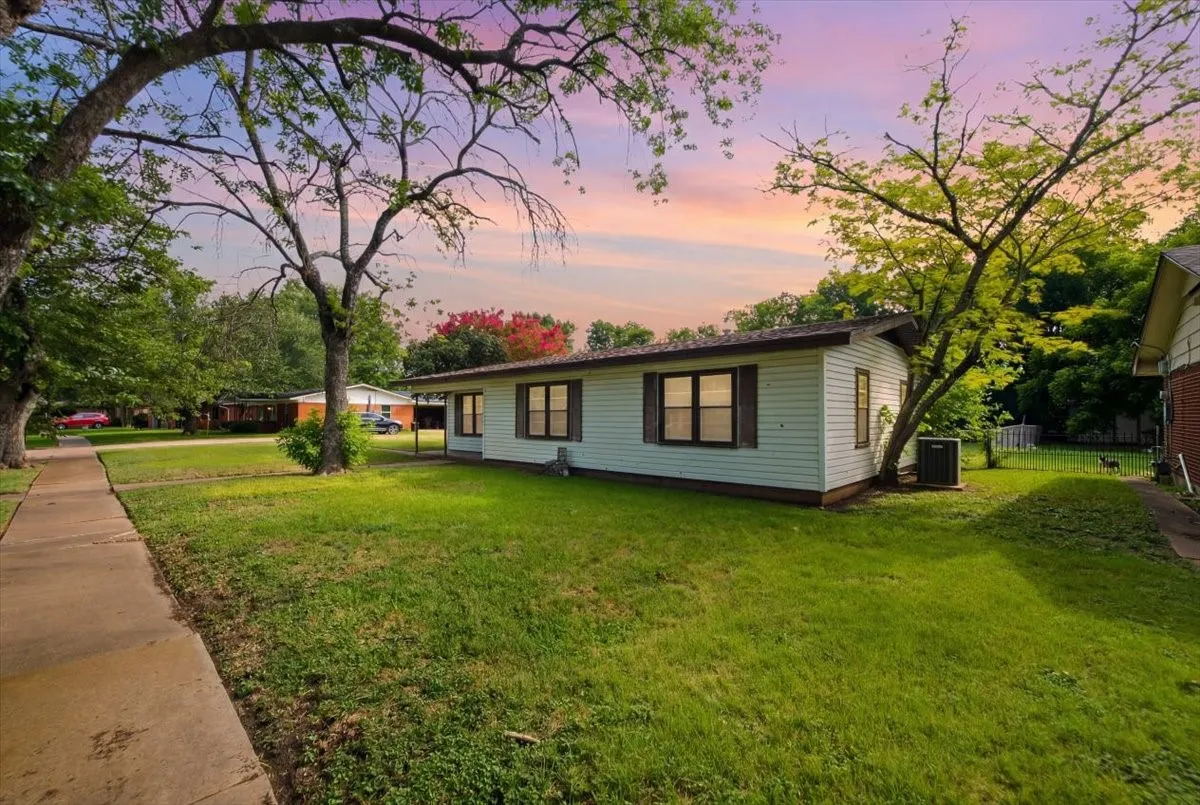 Single Family Residence For Sale in Mc Lennan County , 156 Bowie, Mc Gregor, Texas 76657, 3 Bedrooms, 2 Bathrooms, Garage spaces, 1,738 Sqft, built in 1957, Price $170,000, mls#21325045, Real Estate Agent in Mc Gregor, Homes For Sale in Mc Lennan county, Homes For Sale in Mc Gregor, Realtor in Mc Gregor Texas, Real Estate Brokerage Independent Realty Texas, Luminita Cordes Realtor