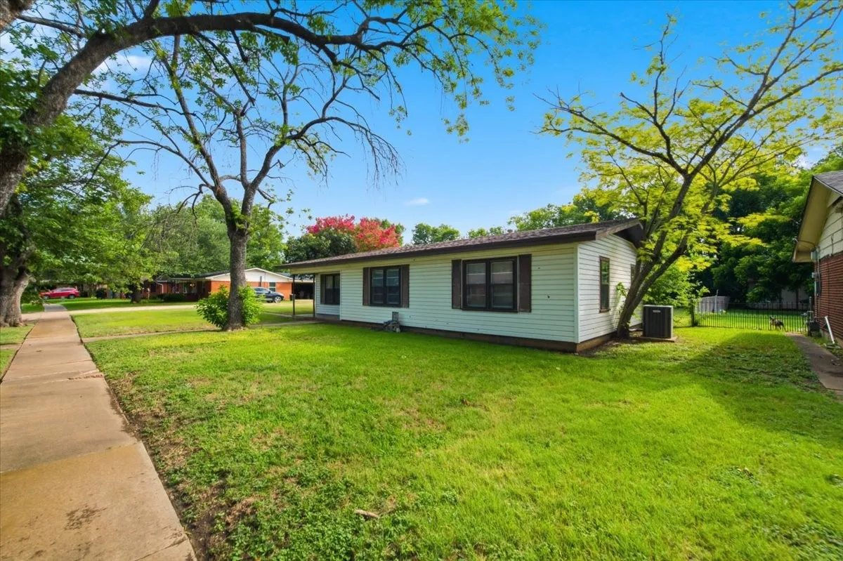 Single Family Residence For Sale in Mc Lennan County , 156 Bowie, Mc Gregor, Texas 76657, 3 Bedrooms, 2 Bathrooms, Garage spaces, 1,738 Sqft, built in 1957, Price $170,000, mls#21325045, Real Estate Agent in Mc Gregor, Homes For Sale in Mc Lennan county, Homes For Sale in Mc Gregor, Realtor in Mc Gregor Texas, Real Estate Brokerage Independent Realty Texas, Luminita Cordes Realtor