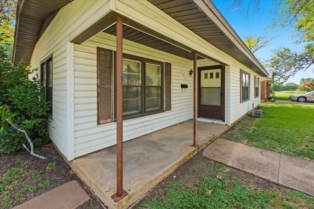 Single Family Residence For Sale in Mc Lennan County , 156 Bowie, Mc Gregor, Texas 76657, 3 Bedrooms, 2 Bathrooms, Garage spaces, 1,738 Sqft, built in 1957, Price $170,000, mls#21325045, Real Estate Agent in Mc Gregor, Homes For Sale in Mc Lennan county, Homes For Sale in Mc Gregor, Realtor in Mc Gregor Texas, Real Estate Brokerage Independent Realty Texas, Luminita Cordes Realtor