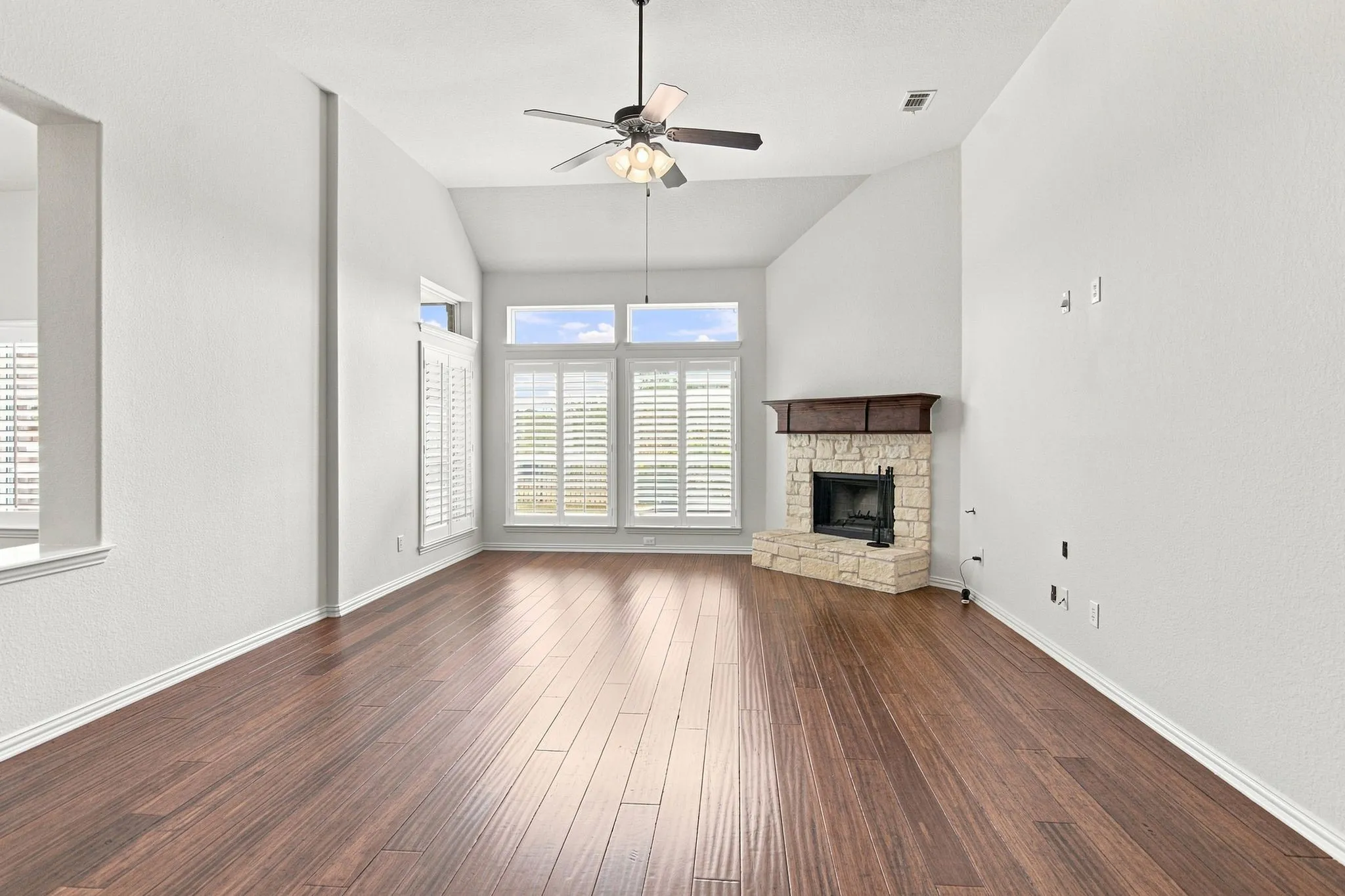 Single Family Residence For Sale in Denton County , 3208 Paradise Lane, Little Elm, Texas 75068, 5 Bedroom, 3 Bathroom, 3 Garage spaces, 3,848 Sqft, built in 2010, mls#21322531, Real Estate Agent in Little Elm, Homes For Sale in Denton county, Homes For Sale in Little Elm, Realtor in Little Elm Texas, Real Estate Brokerage Independent Realty Texas, Luminita Cordes Realtor