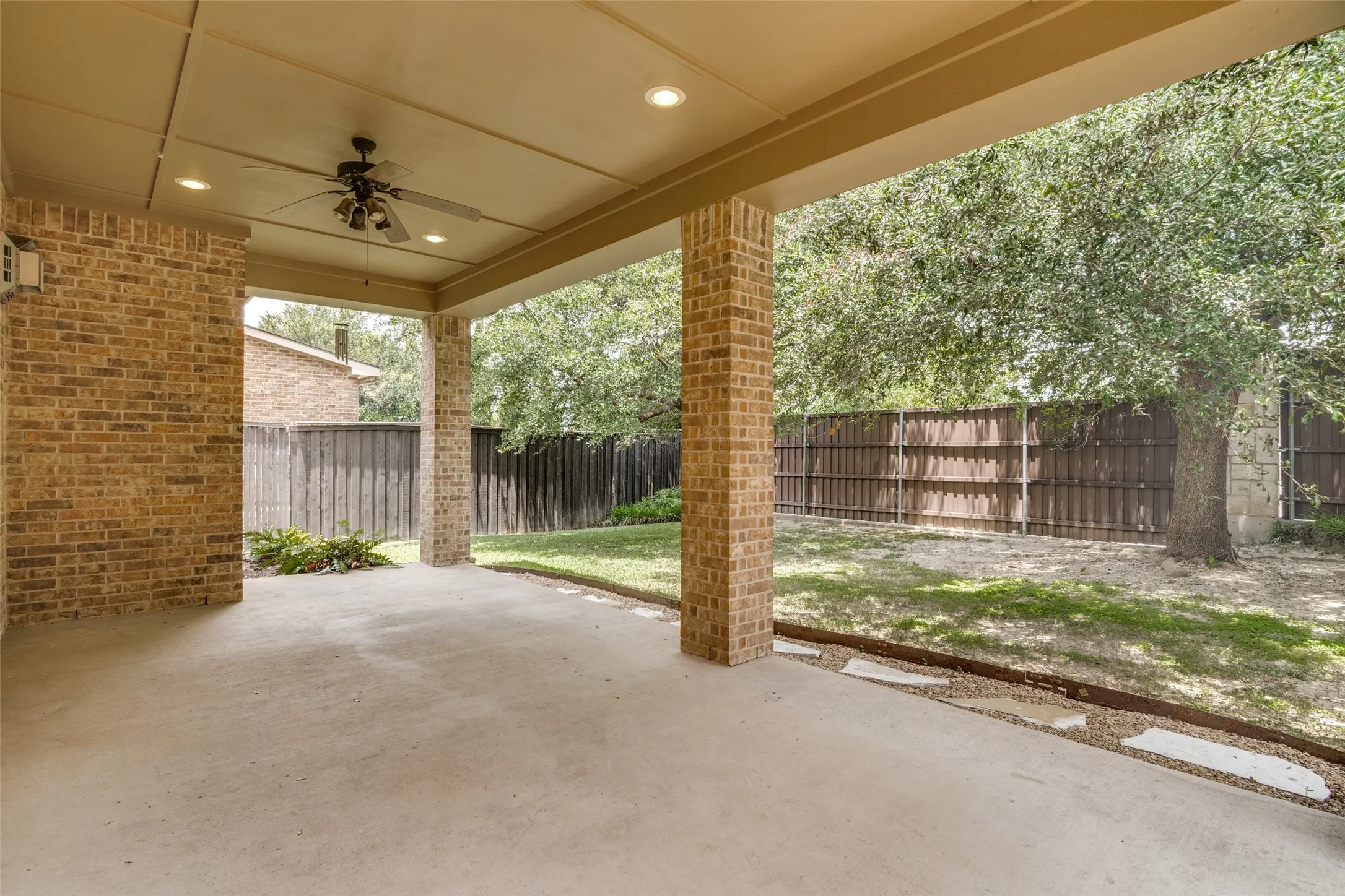 Single Family Residence For Sale in Dallas County , 10715 Dixon Branch Drive, Dallas, Texas 75218, 3 Bedroom, 4 Bathroom, 2 Garage spaces, 3,102 Sqft, built in 2010, mls#21321841, Real Estate Agent in Dallas, Homes For Sale in Dallas county, Homes For Sale in Dallas, Realtor in Dallas Texas, Real Estate Brokerage Independent Realty Texas, Luminita Cordes Realtor