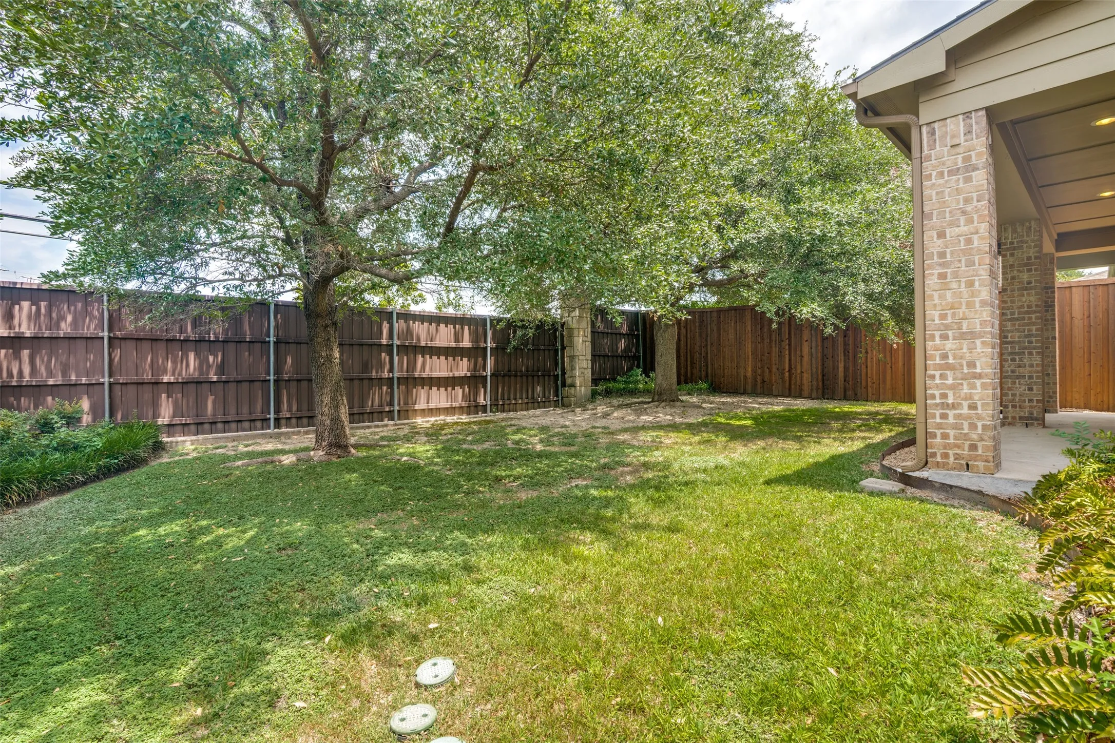 Single Family Residence For Sale in Dallas County , 10715 Dixon Branch Drive, Dallas, Texas 75218, 3 Bedroom, 4 Bathroom, 2 Garage spaces, 3,102 Sqft, built in 2010, mls#21321841, Real Estate Agent in Dallas, Homes For Sale in Dallas county, Homes For Sale in Dallas, Realtor in Dallas Texas, Real Estate Brokerage Independent Realty Texas, Luminita Cordes Realtor