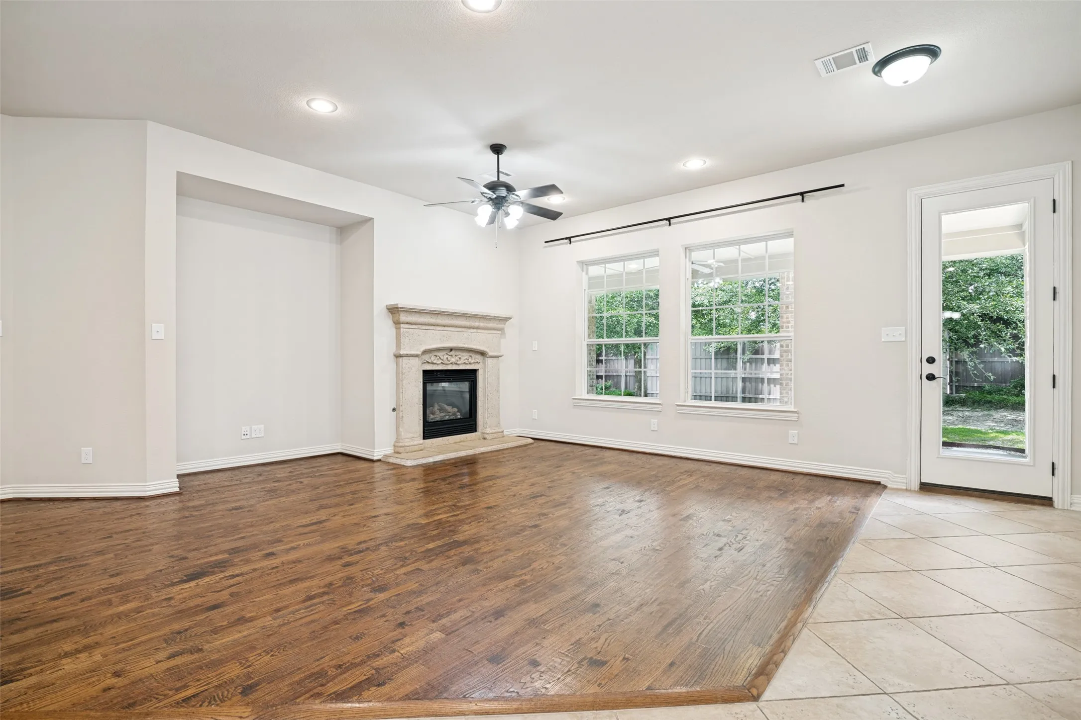 Single Family Residence For Sale in Dallas County , 10715 Dixon Branch Drive, Dallas, Texas 75218, 3 Bedroom, 4 Bathroom, 2 Garage spaces, 3,102 Sqft, built in 2010, mls#21321841, Real Estate Agent in Dallas, Homes For Sale in Dallas county, Homes For Sale in Dallas, Realtor in Dallas Texas, Real Estate Brokerage Independent Realty Texas, Luminita Cordes Realtor