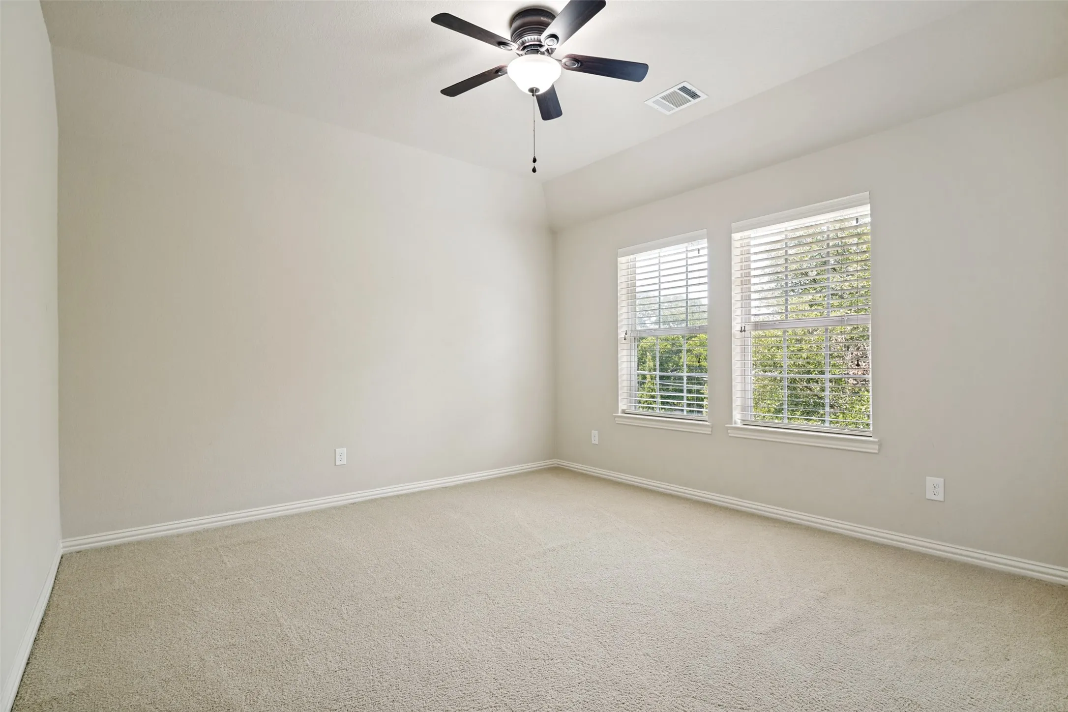 Single Family Residence For Sale in Dallas County , 10715 Dixon Branch Drive, Dallas, Texas 75218, 3 Bedroom, 4 Bathroom, 2 Garage spaces, 3,102 Sqft, built in 2010, mls#21321841, Real Estate Agent in Dallas, Homes For Sale in Dallas county, Homes For Sale in Dallas, Realtor in Dallas Texas, Real Estate Brokerage Independent Realty Texas, Luminita Cordes Realtor