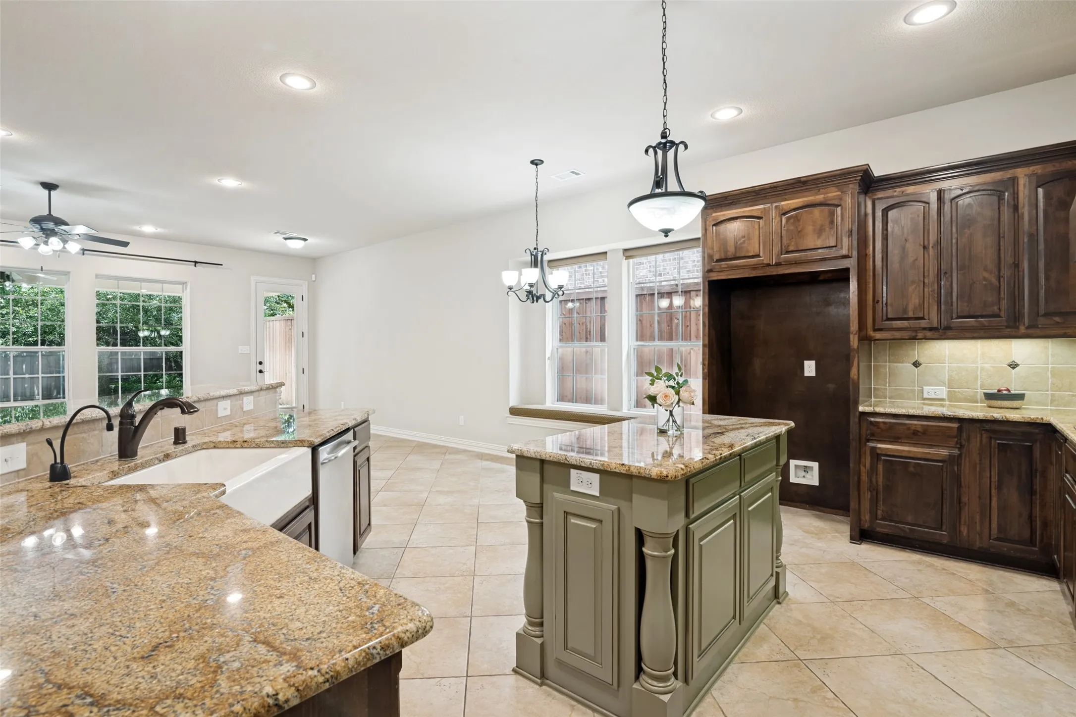 Single Family Residence For Sale in Dallas County , 10715 Dixon Branch Drive, Dallas, Texas 75218, 3 Bedroom, 4 Bathroom, 2 Garage spaces, 3,102 Sqft, built in 2010, mls#21321841, Real Estate Agent in Dallas, Homes For Sale in Dallas county, Homes For Sale in Dallas, Realtor in Dallas Texas, Real Estate Brokerage Independent Realty Texas, Luminita Cordes Realtor