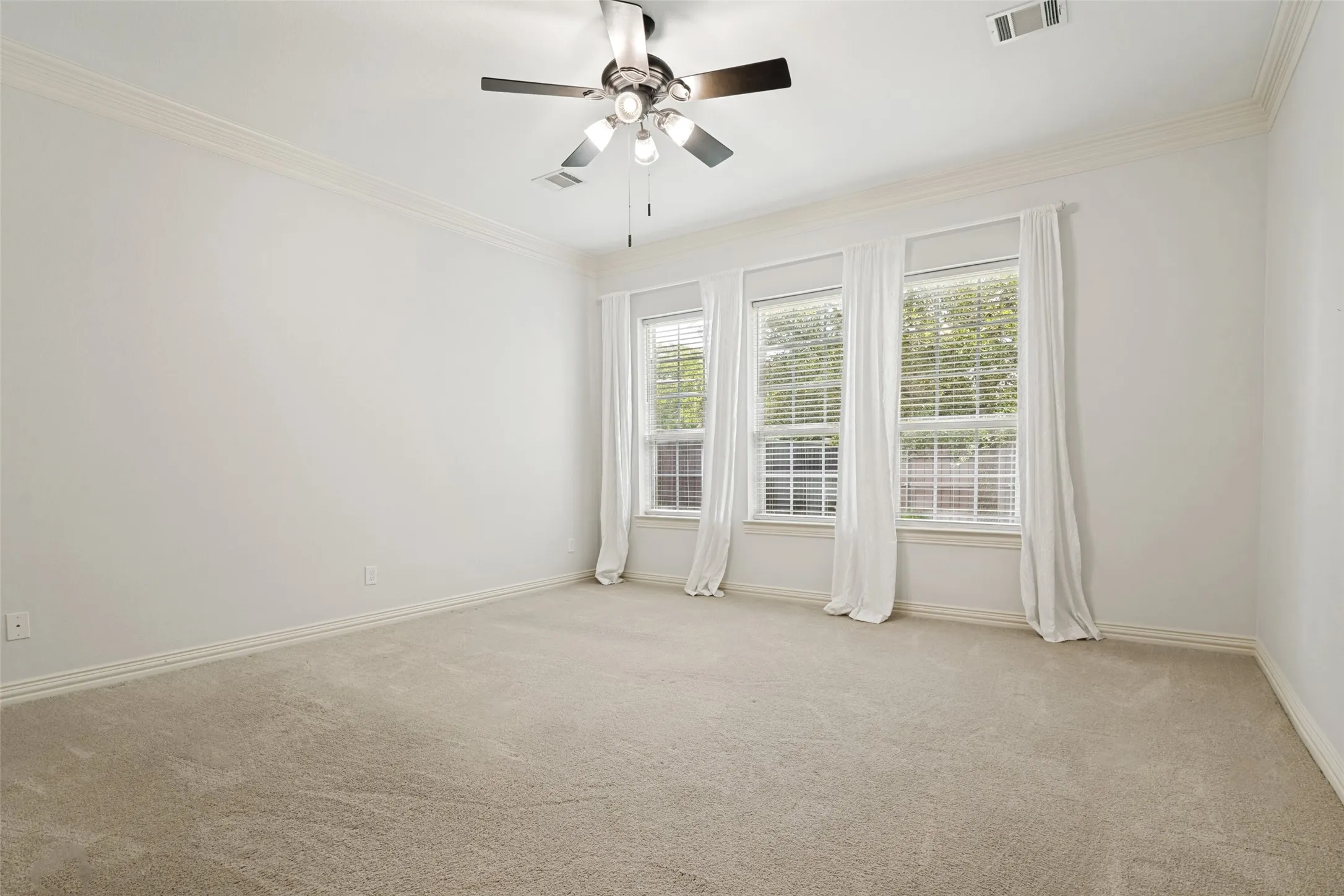 Single Family Residence For Sale in Dallas County , 10715 Dixon Branch Drive, Dallas, Texas 75218, 3 Bedroom, 4 Bathroom, 2 Garage spaces, 3,102 Sqft, built in 2010, mls#21321841, Real Estate Agent in Dallas, Homes For Sale in Dallas county, Homes For Sale in Dallas, Realtor in Dallas Texas, Real Estate Brokerage Independent Realty Texas, Luminita Cordes Realtor
