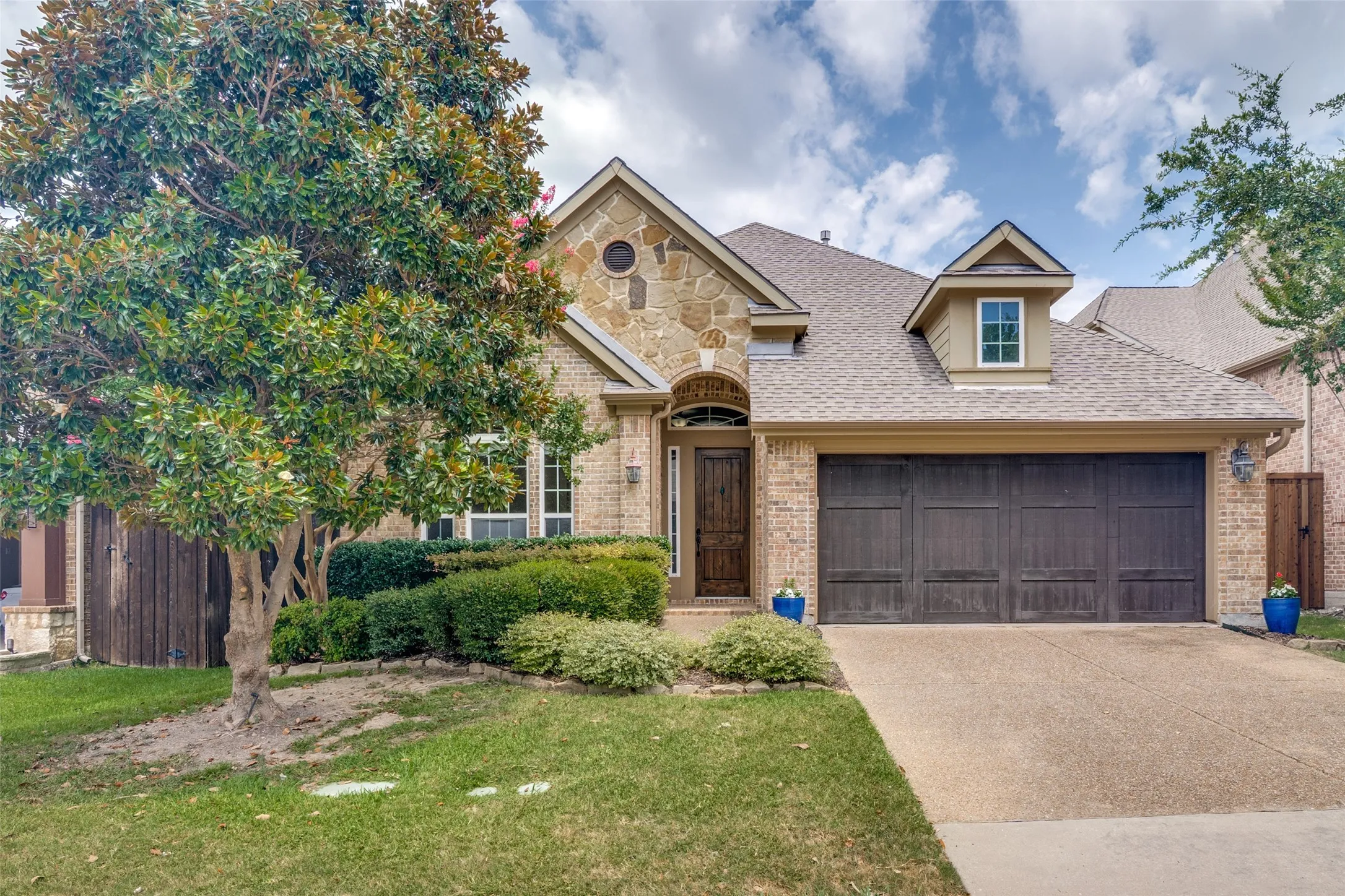 Single Family Residence For Sale in Dallas County , 10715 Dixon Branch Drive, Dallas, Texas 75218, 3 Bedroom, 4 Bathroom, 2 Garage spaces, 3,102 Sqft, built in 2010, mls#21321841, Real Estate Agent in Dallas, Homes For Sale in Dallas county, Homes For Sale in Dallas, Realtor in Dallas Texas, Real Estate Brokerage Independent Realty Texas, Luminita Cordes Realtor