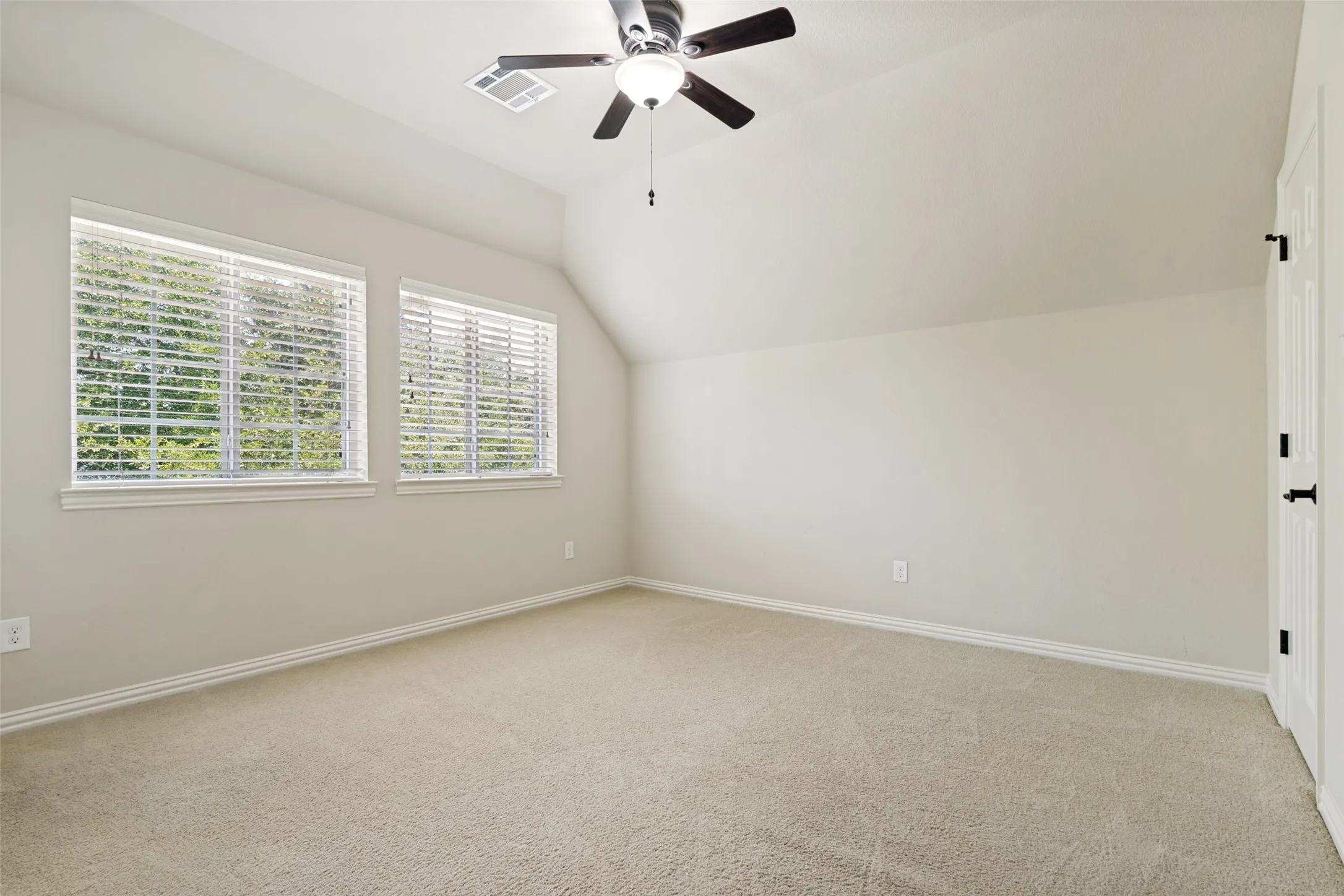 Single Family Residence For Sale in Dallas County , 10715 Dixon Branch Drive, Dallas, Texas 75218, 3 Bedroom, 4 Bathroom, 2 Garage spaces, 3,102 Sqft, built in 2010, mls#21321841, Real Estate Agent in Dallas, Homes For Sale in Dallas county, Homes For Sale in Dallas, Realtor in Dallas Texas, Real Estate Brokerage Independent Realty Texas, Luminita Cordes Realtor