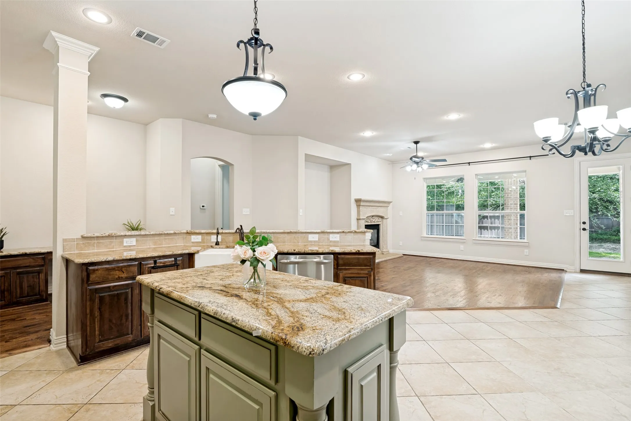 Single Family Residence For Sale in Dallas County , 10715 Dixon Branch Drive, Dallas, Texas 75218, 3 Bedroom, 4 Bathroom, 2 Garage spaces, 3,102 Sqft, built in 2010, mls#21321841, Real Estate Agent in Dallas, Homes For Sale in Dallas county, Homes For Sale in Dallas, Realtor in Dallas Texas, Real Estate Brokerage Independent Realty Texas, Luminita Cordes Realtor
