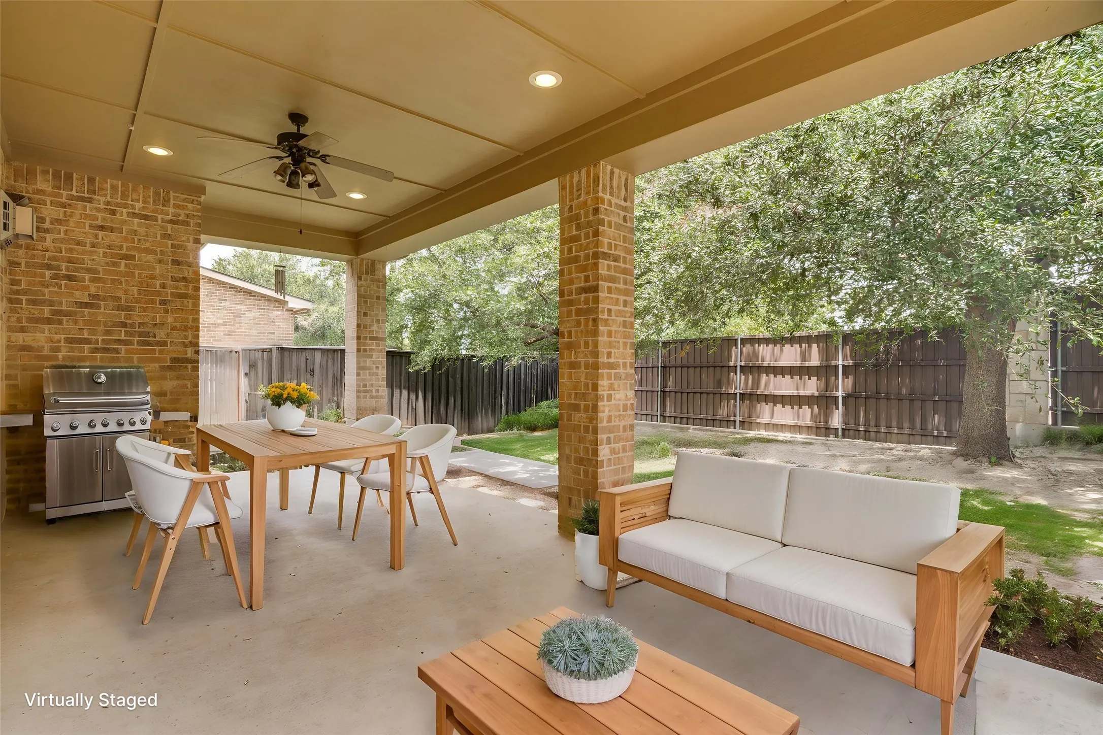 Single Family Residence For Sale in Dallas County , 10715 Dixon Branch Drive, Dallas, Texas 75218, 3 Bedroom, 4 Bathroom, 2 Garage spaces, 3,102 Sqft, built in 2010, mls#21321841, Real Estate Agent in Dallas, Homes For Sale in Dallas county, Homes For Sale in Dallas, Realtor in Dallas Texas, Real Estate Brokerage Independent Realty Texas, Luminita Cordes Realtor