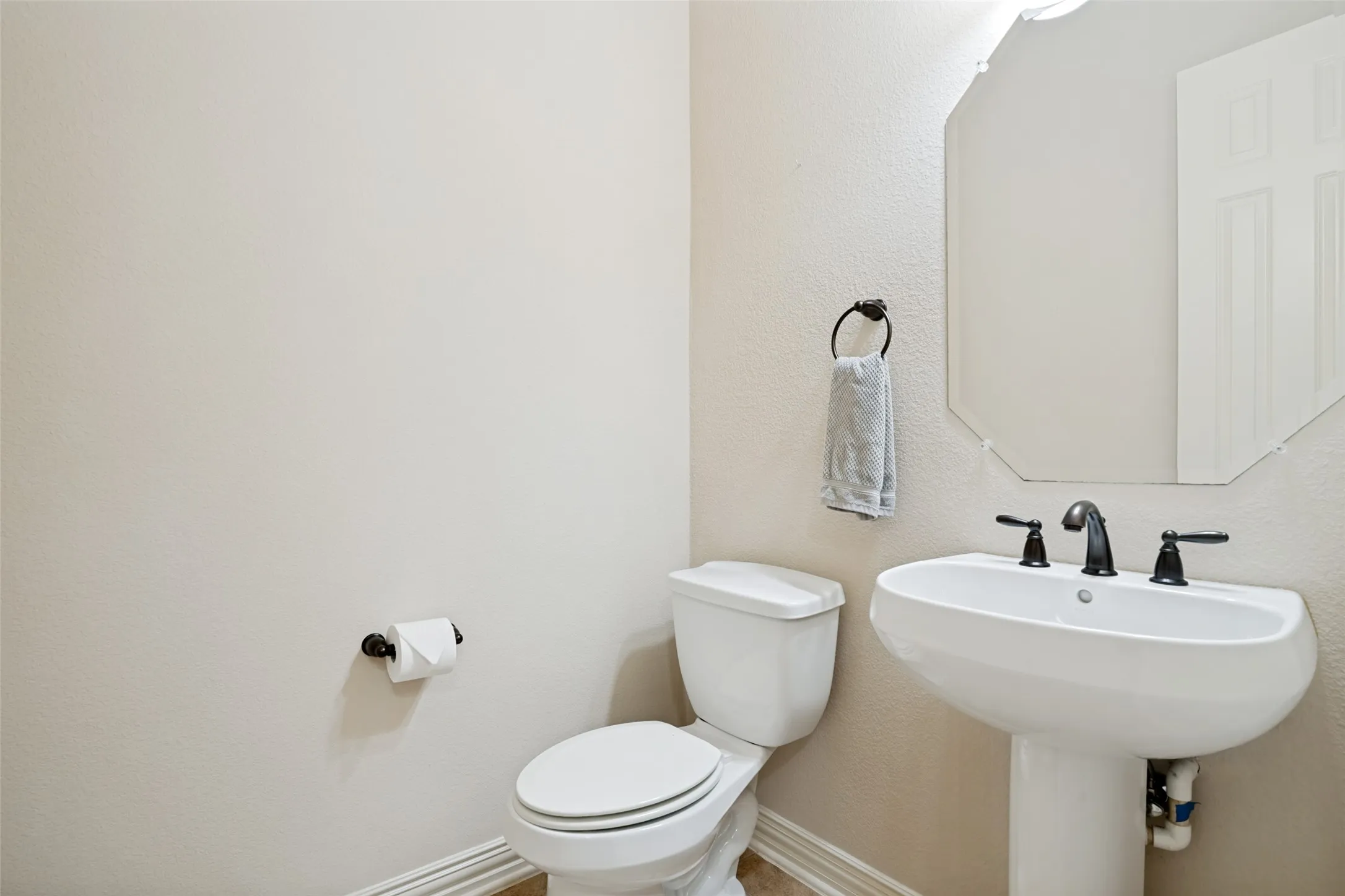 Single Family Residence For Sale in Dallas County , 10715 Dixon Branch Drive, Dallas, Texas 75218, 3 Bedroom, 4 Bathroom, 2 Garage spaces, 3,102 Sqft, built in 2010, mls#21321841, Real Estate Agent in Dallas, Homes For Sale in Dallas county, Homes For Sale in Dallas, Realtor in Dallas Texas, Real Estate Brokerage Independent Realty Texas, Luminita Cordes Realtor