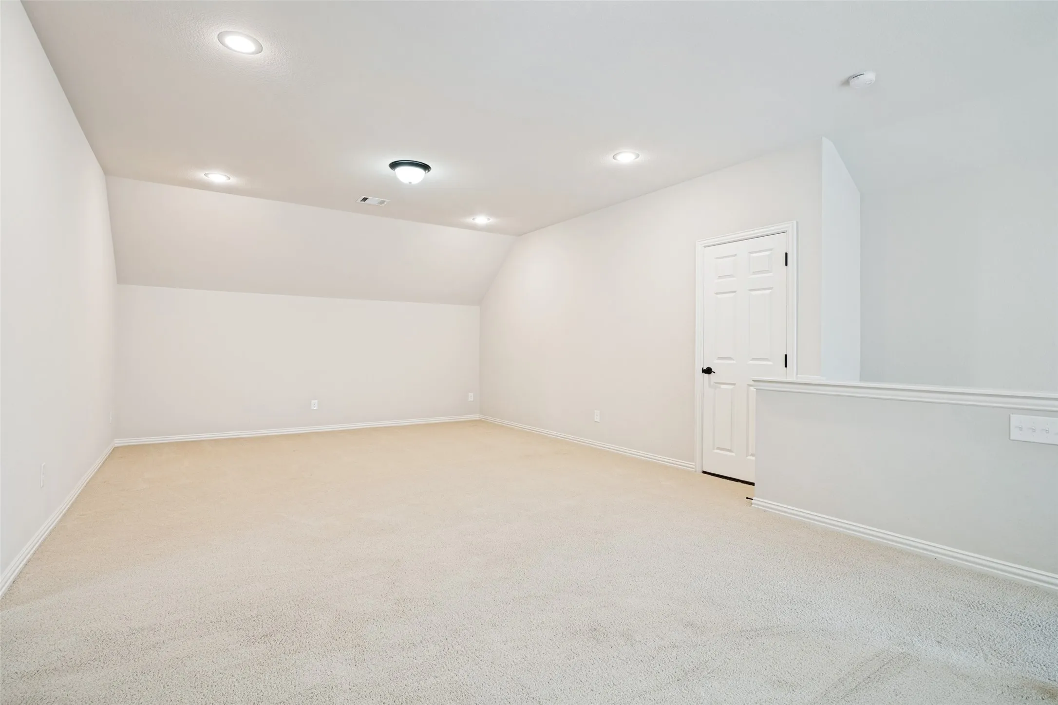 Single Family Residence For Sale in Dallas County , 10715 Dixon Branch Drive, Dallas, Texas 75218, 3 Bedroom, 4 Bathroom, 2 Garage spaces, 3,102 Sqft, built in 2010, mls#21321841, Real Estate Agent in Dallas, Homes For Sale in Dallas county, Homes For Sale in Dallas, Realtor in Dallas Texas, Real Estate Brokerage Independent Realty Texas, Luminita Cordes Realtor