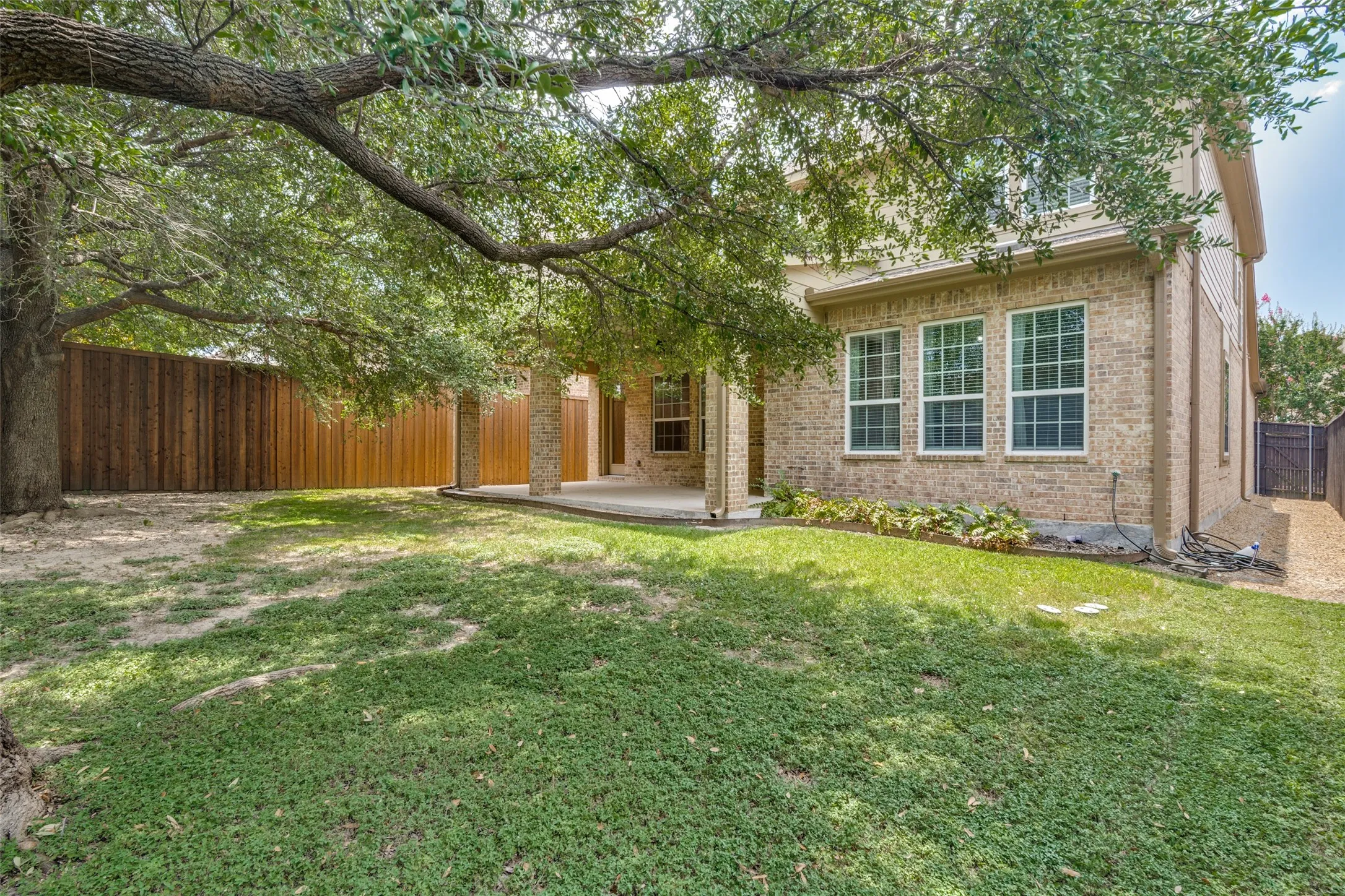 Single Family Residence For Sale in Dallas County , 10715 Dixon Branch Drive, Dallas, Texas 75218, 3 Bedroom, 4 Bathroom, 2 Garage spaces, 3,102 Sqft, built in 2010, mls#21321841, Real Estate Agent in Dallas, Homes For Sale in Dallas county, Homes For Sale in Dallas, Realtor in Dallas Texas, Real Estate Brokerage Independent Realty Texas, Luminita Cordes Realtor