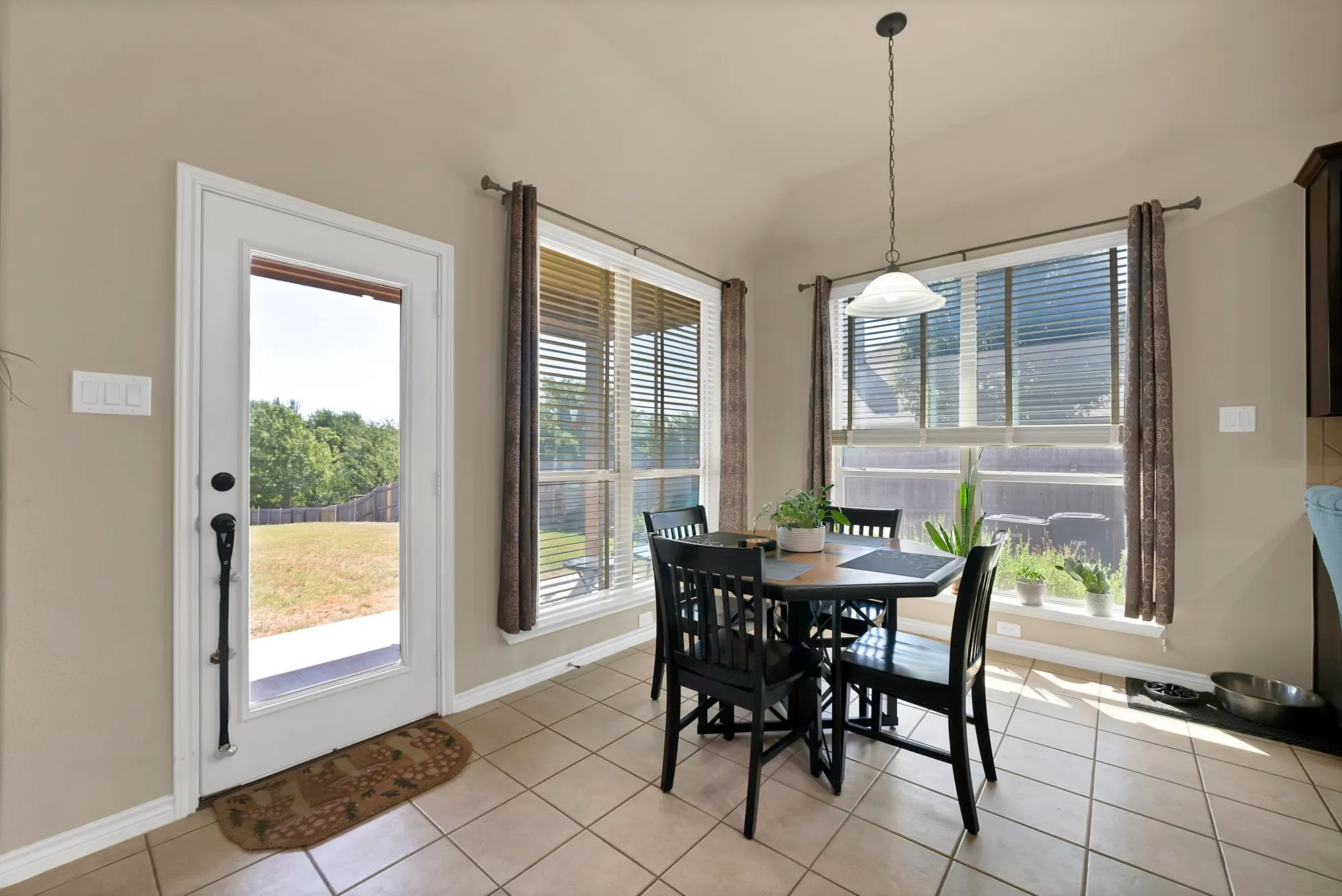 Breakfast area with views to backyard