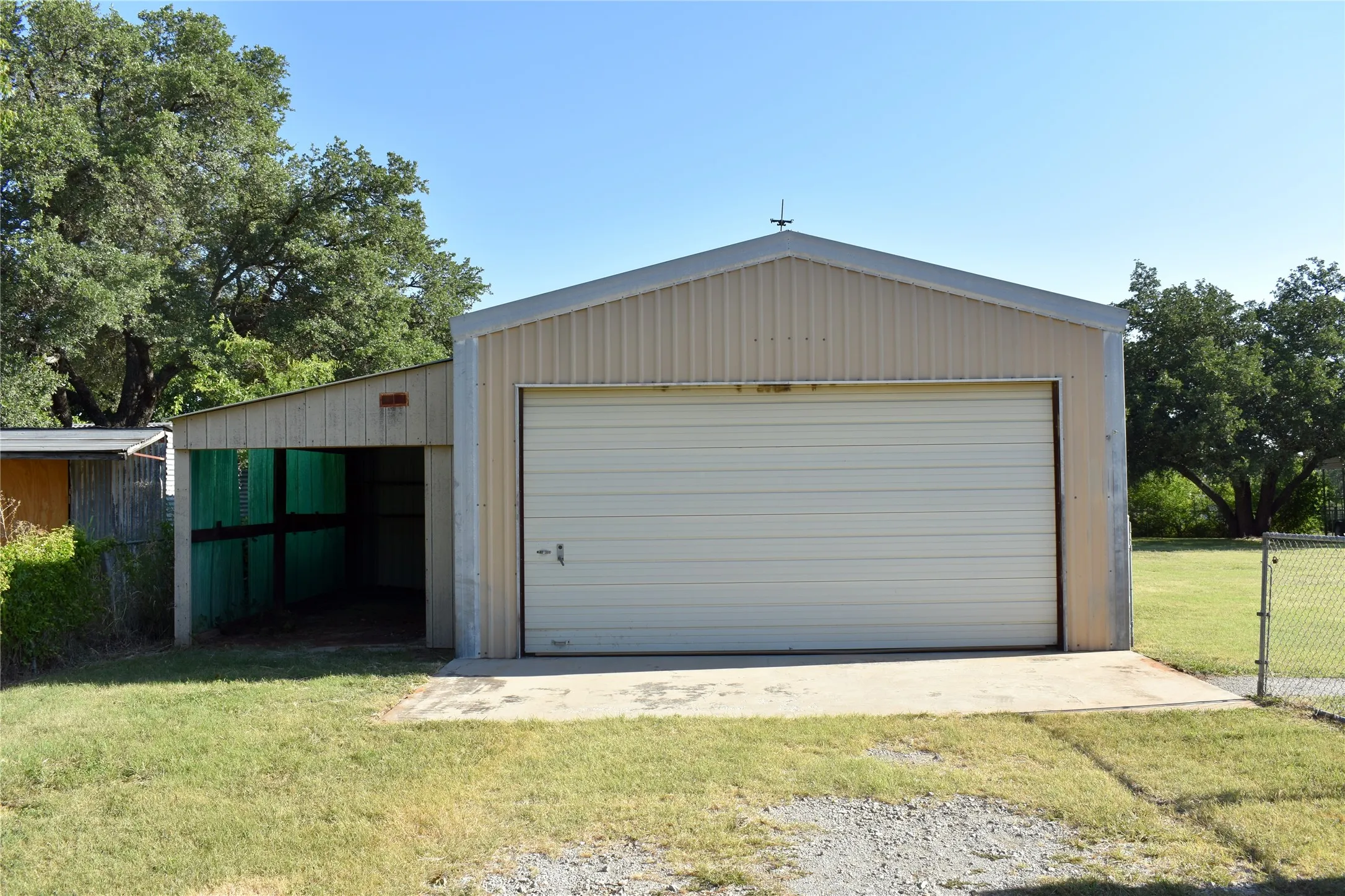 Mobile Home For Sale in Brown County , 7002 Blackbird Lane, Brownwood, Texas 76801, 3 Bedroom, 2 Bathroom, 2 Garage spaces, 1,248 Sqft, built in 1980, mls#21322426, Real Estate Agent in Brownwood, Homes For Sale in Brown county, Homes For Sale in Brownwood, Realtor in Brownwood Texas, Real Estate Brokerage Independent Realty Texas, Luminita Cordes Realtor