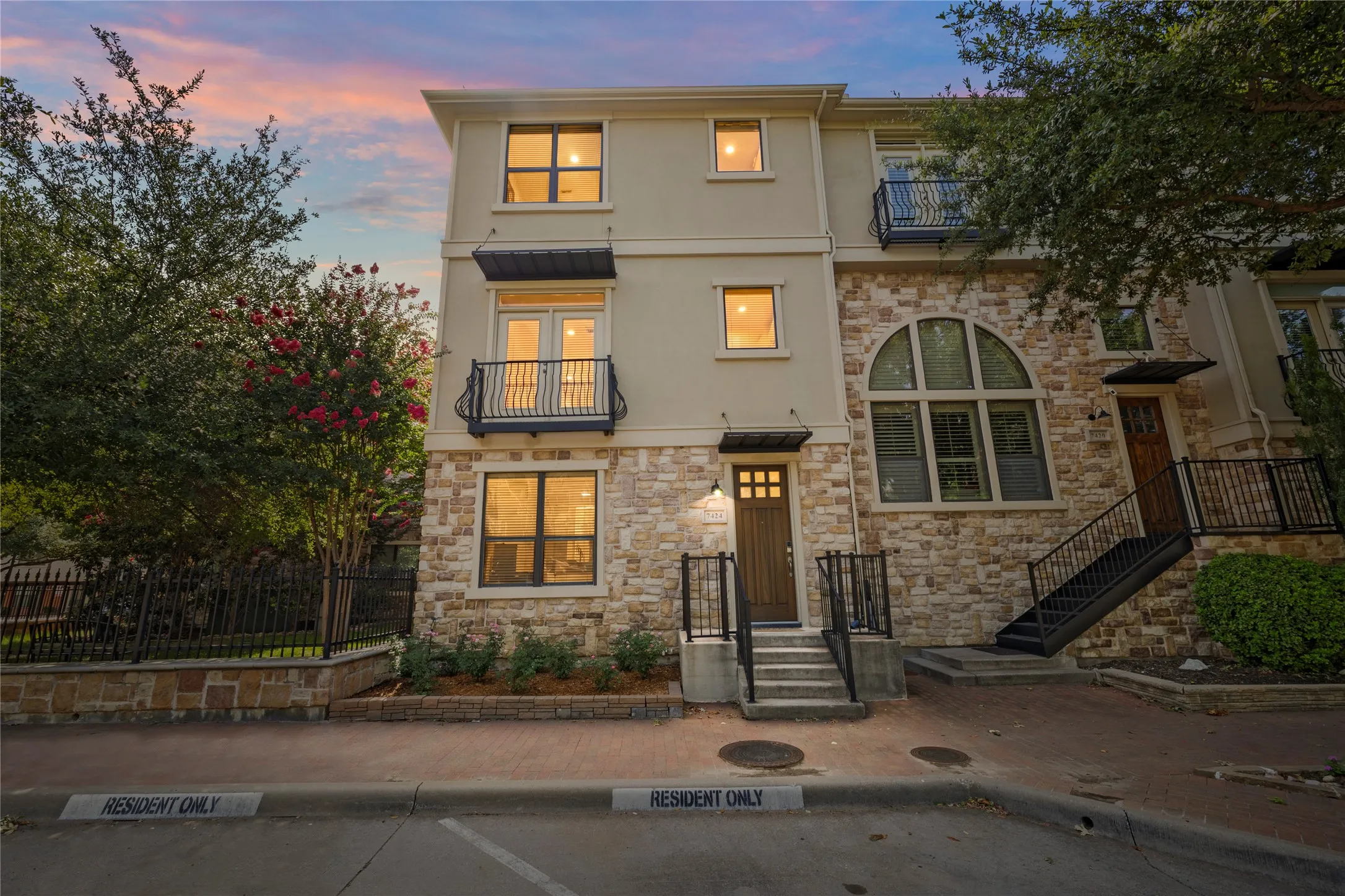 Townhouse For Sale in Collin County , 7424 Bishop Road, Plano, Texas 75024, 3 Bedroom, 4 Bathroom, 2 Garage spaces, 2,089 Sqft, built in 2006, mls#21325164, Real Estate Agent in Plano, Homes For Sale in Collin county, Homes For Sale in Plano, Realtor in Plano Texas, Real Estate Brokerage Independent Realty Texas, Luminita Cordes Realtor