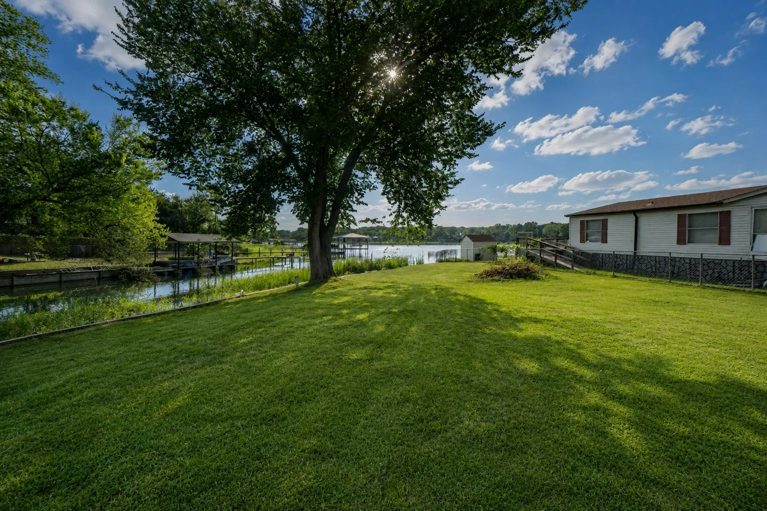 Mobile Home For Sale in Henderson County , 174 Lynn Creek Circle, Mabank, Texas 75156, 2 Bedroom, 1 Bathroom, Garage spaces, 850 Sqft, built in 1994, mls#21322194, Real Estate Agent in Mabank, Homes For Sale in Henderson county, Homes For Sale in Mabank, Realtor in Mabank Texas, Real Estate Brokerage Independent Realty Texas, Luminita Cordes Realtor