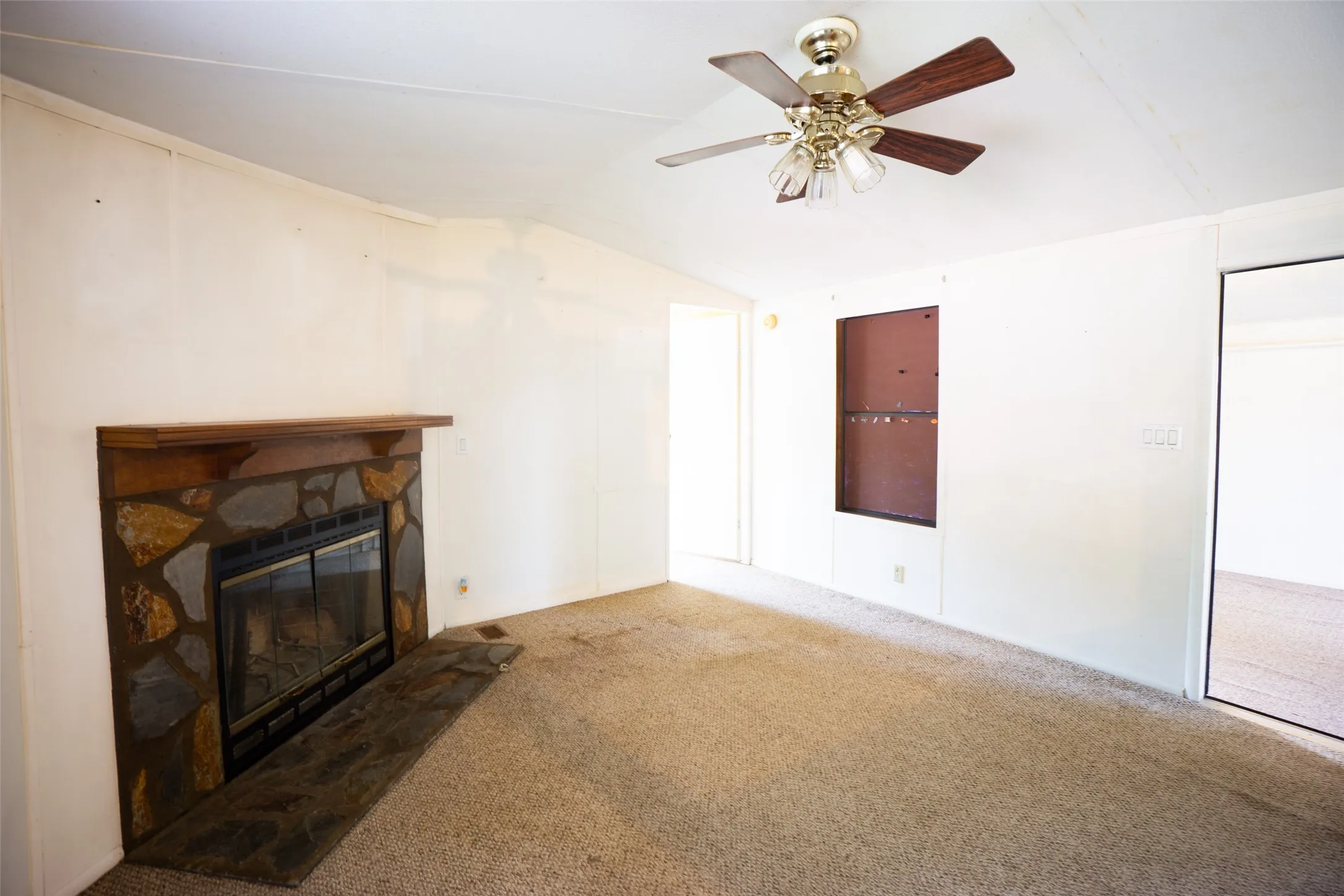 Mobile Home For Sale in Henderson County , 174 Lynn Creek Circle, Mabank, Texas 75156, 2 Bedroom, 1 Bathroom, Garage spaces, 850 Sqft, built in 1994, mls#21322194, Real Estate Agent in Mabank, Homes For Sale in Henderson county, Homes For Sale in Mabank, Realtor in Mabank Texas, Real Estate Brokerage Independent Realty Texas, Luminita Cordes Realtor