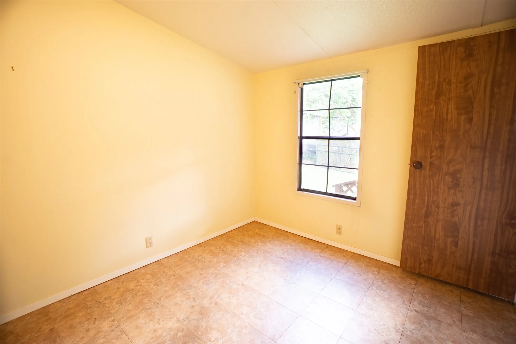 Mobile Home For Sale in Henderson County , 174 Lynn Creek Circle, Mabank, Texas 75156, 2 Bedroom, 1 Bathroom, Garage spaces, 850 Sqft, built in 1994, mls#21322194, Real Estate Agent in Mabank, Homes For Sale in Henderson county, Homes For Sale in Mabank, Realtor in Mabank Texas, Real Estate Brokerage Independent Realty Texas, Luminita Cordes Realtor