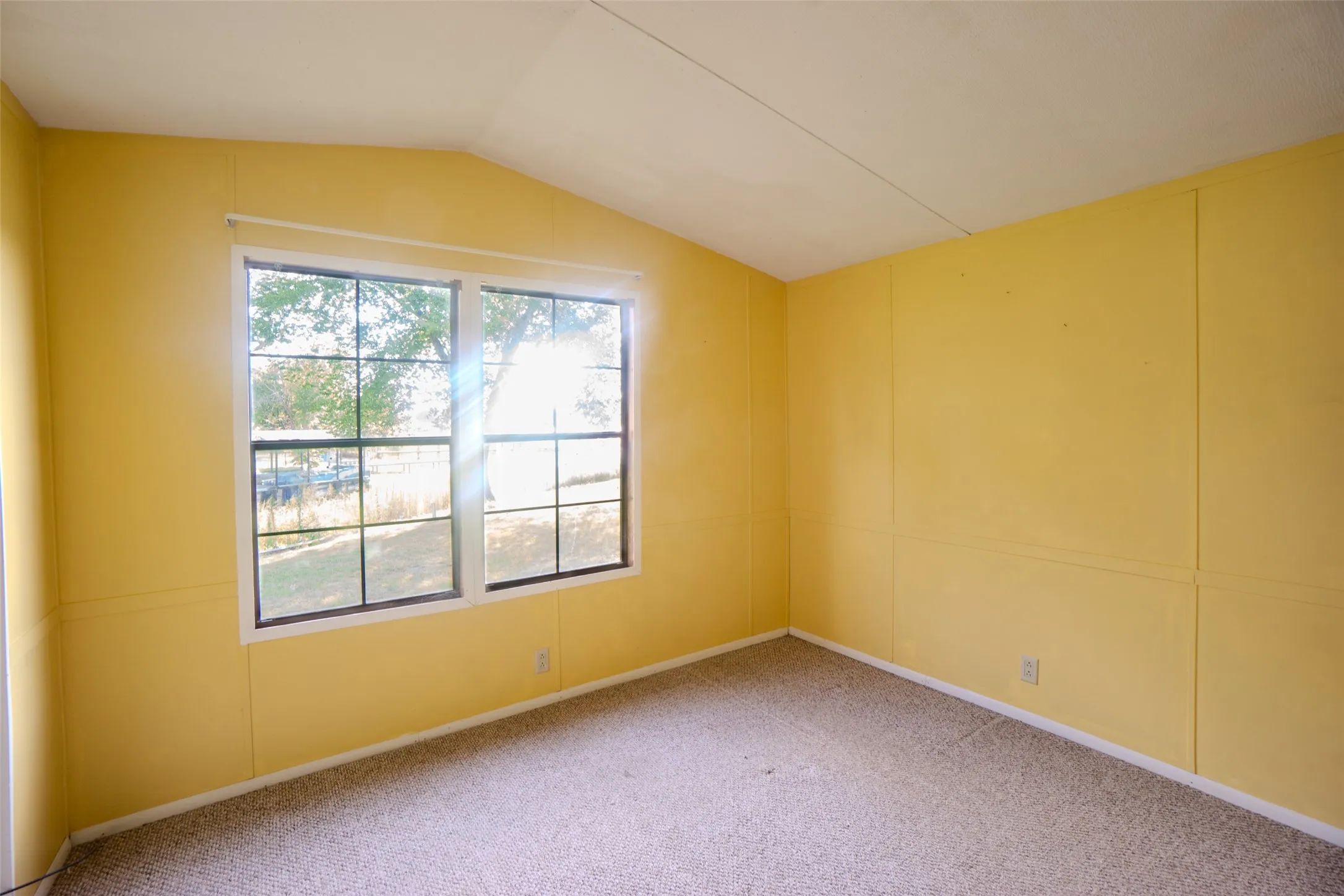 Mobile Home For Sale in Henderson County , 174 Lynn Creek Circle, Mabank, Texas 75156, 2 Bedroom, 1 Bathroom, Garage spaces, 850 Sqft, built in 1994, mls#21322194, Real Estate Agent in Mabank, Homes For Sale in Henderson county, Homes For Sale in Mabank, Realtor in Mabank Texas, Real Estate Brokerage Independent Realty Texas, Luminita Cordes Realtor