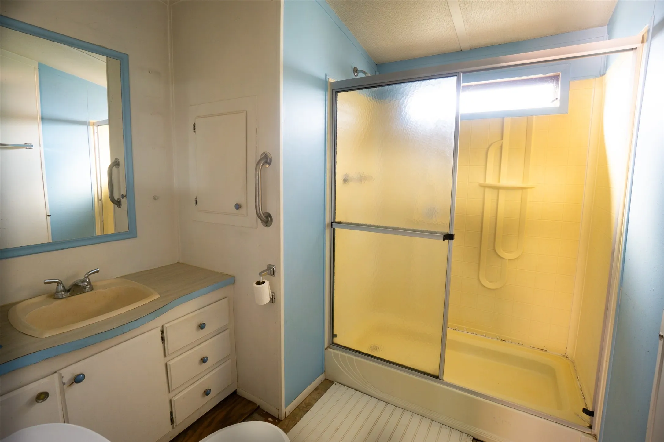 Mobile Home For Sale in Henderson County , 174 Lynn Creek Circle, Mabank, Texas 75156, 2 Bedroom, 1 Bathroom, Garage spaces, 850 Sqft, built in 1994, mls#21322194, Real Estate Agent in Mabank, Homes For Sale in Henderson county, Homes For Sale in Mabank, Realtor in Mabank Texas, Real Estate Brokerage Independent Realty Texas, Luminita Cordes Realtor