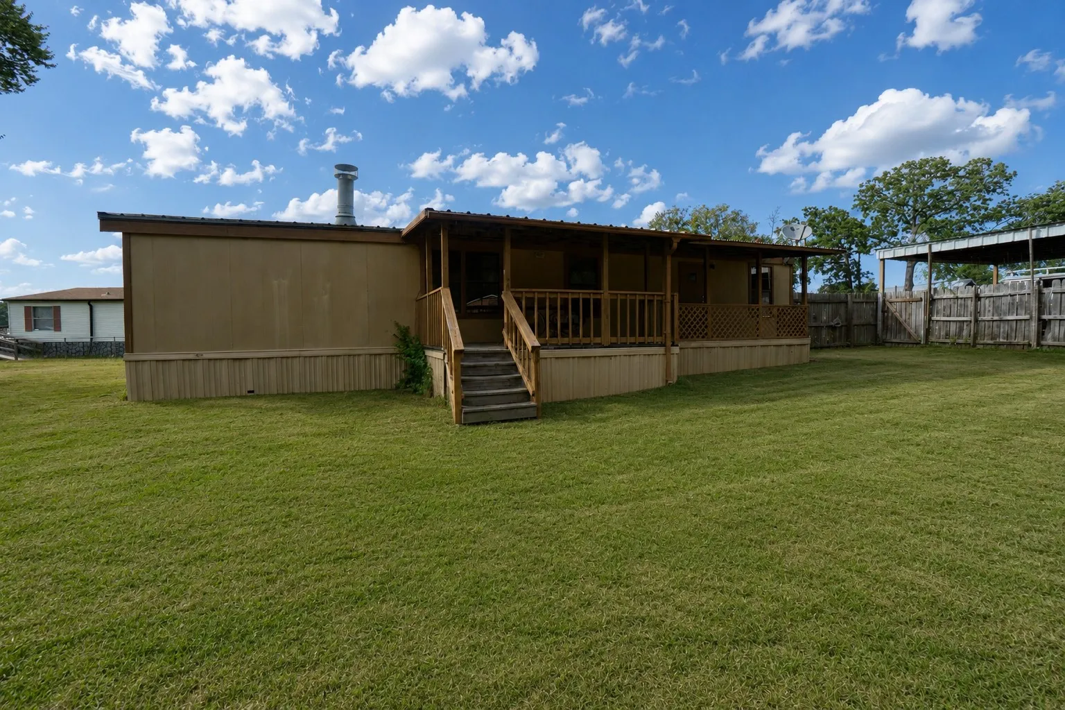 Mobile Home For Sale in Henderson County , 174 Lynn Creek Circle, Mabank, Texas 75156, 2 Bedroom, 1 Bathroom, Garage spaces, 850 Sqft, built in 1994, mls#21322194, Real Estate Agent in Mabank, Homes For Sale in Henderson county, Homes For Sale in Mabank, Realtor in Mabank Texas, Real Estate Brokerage Independent Realty Texas, Luminita Cordes Realtor
