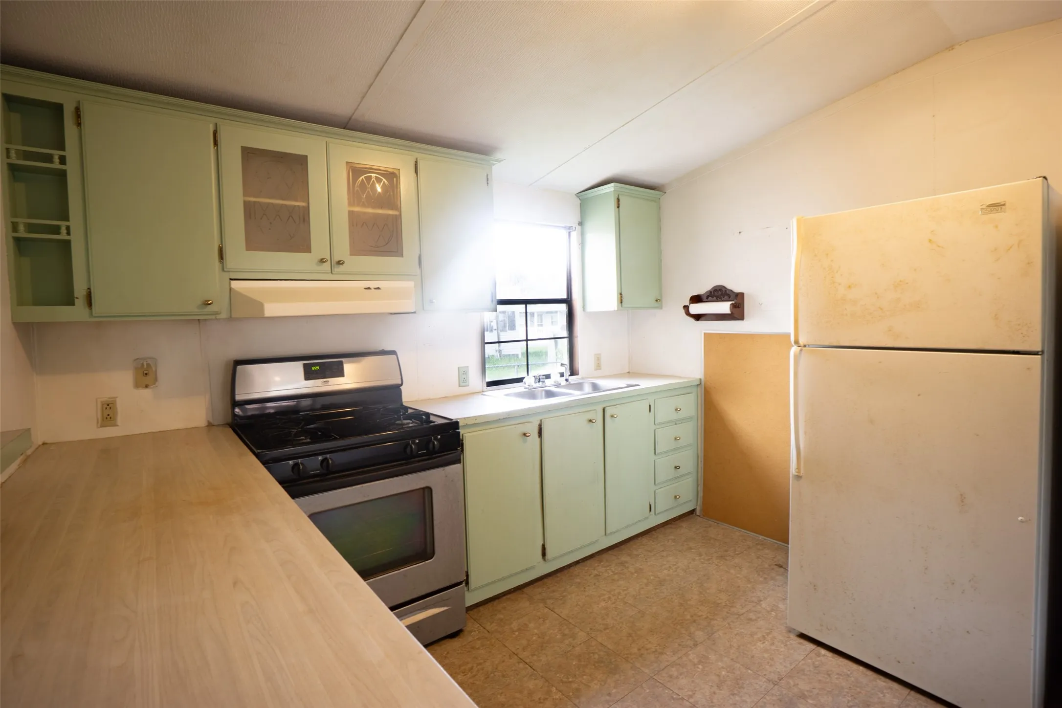 Mobile Home For Sale in Henderson County , 174 Lynn Creek Circle, Mabank, Texas 75156, 2 Bedroom, 1 Bathroom, Garage spaces, 850 Sqft, built in 1994, mls#21322194, Real Estate Agent in Mabank, Homes For Sale in Henderson county, Homes For Sale in Mabank, Realtor in Mabank Texas, Real Estate Brokerage Independent Realty Texas, Luminita Cordes Realtor