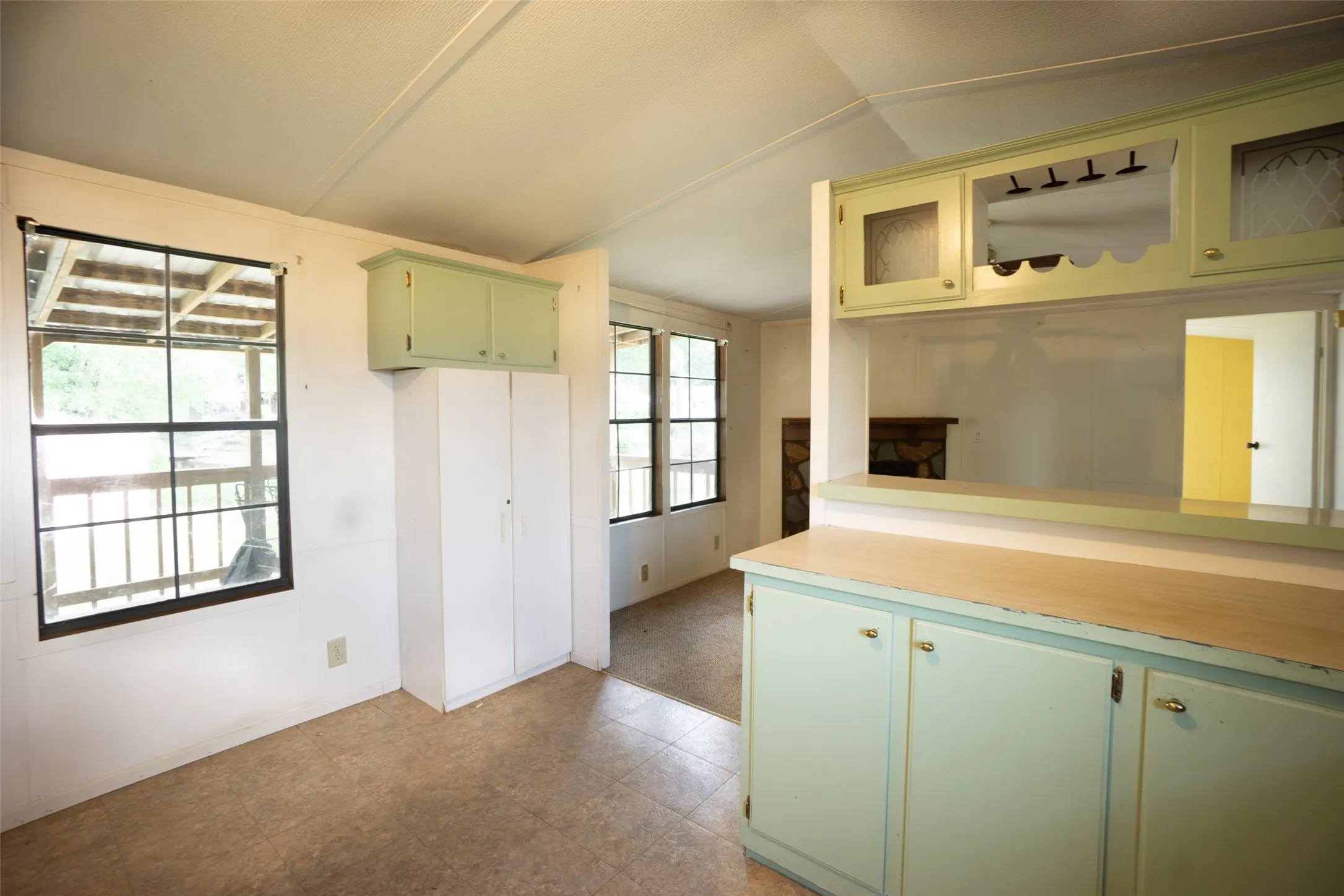 Mobile Home For Sale in Henderson County , 174 Lynn Creek Circle, Mabank, Texas 75156, 2 Bedroom, 1 Bathroom, Garage spaces, 850 Sqft, built in 1994, mls#21322194, Real Estate Agent in Mabank, Homes For Sale in Henderson county, Homes For Sale in Mabank, Realtor in Mabank Texas, Real Estate Brokerage Independent Realty Texas, Luminita Cordes Realtor