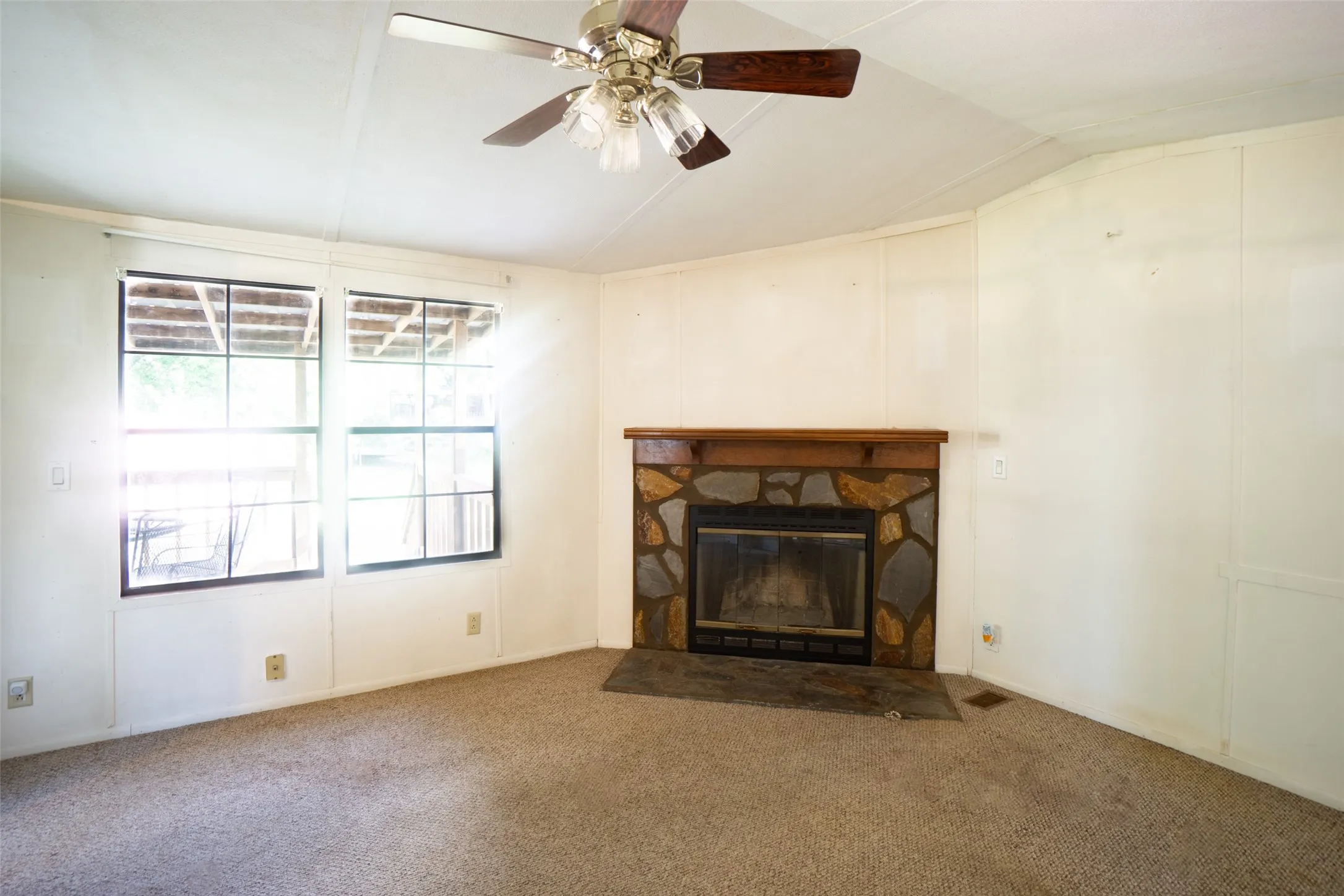 Mobile Home For Sale in Henderson County , 174 Lynn Creek Circle, Mabank, Texas 75156, 2 Bedroom, 1 Bathroom, Garage spaces, 850 Sqft, built in 1994, mls#21322194, Real Estate Agent in Mabank, Homes For Sale in Henderson county, Homes For Sale in Mabank, Realtor in Mabank Texas, Real Estate Brokerage Independent Realty Texas, Luminita Cordes Realtor