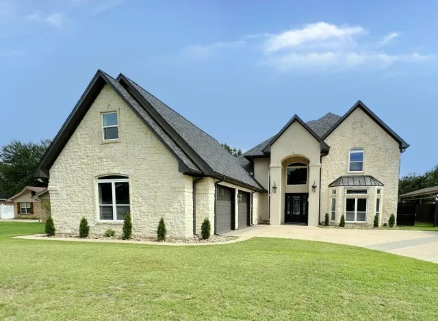 Single Family Residence For Sale in Hood County , 201 Casas Del Sur Street, Granbury, Texas 76049, 5 Bedroom, 5 Bathroom, 2 Garage spaces, 4,626 Sqft, built in 1999, mls#21325340, Real Estate Agent in Granbury, Homes For Sale in Hood county, Homes For Sale in Granbury, Realtor in Granbury Texas, Real Estate Brokerage Independent Realty Texas, Luminita Cordes Realtor