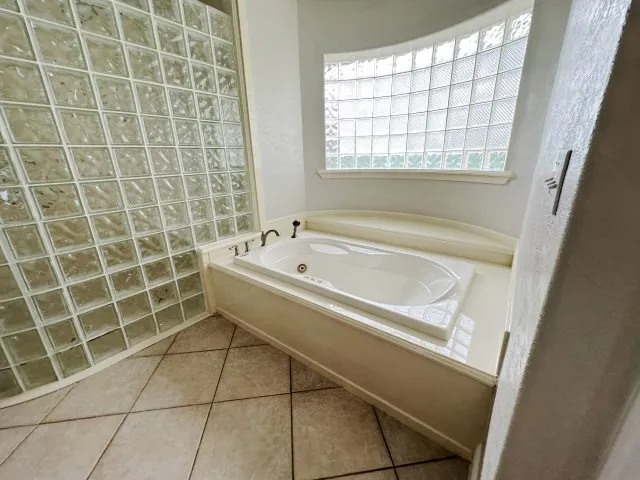 Single Family Residence For Sale in Hood County , 201 Casas Del Sur Street, Granbury, Texas 76049, 5 Bedroom, 5 Bathroom, 2 Garage spaces, 4,626 Sqft, built in 1999, mls#21325340, Real Estate Agent in Granbury, Homes For Sale in Hood county, Homes For Sale in Granbury, Realtor in Granbury Texas, Real Estate Brokerage Independent Realty Texas, Luminita Cordes Realtor