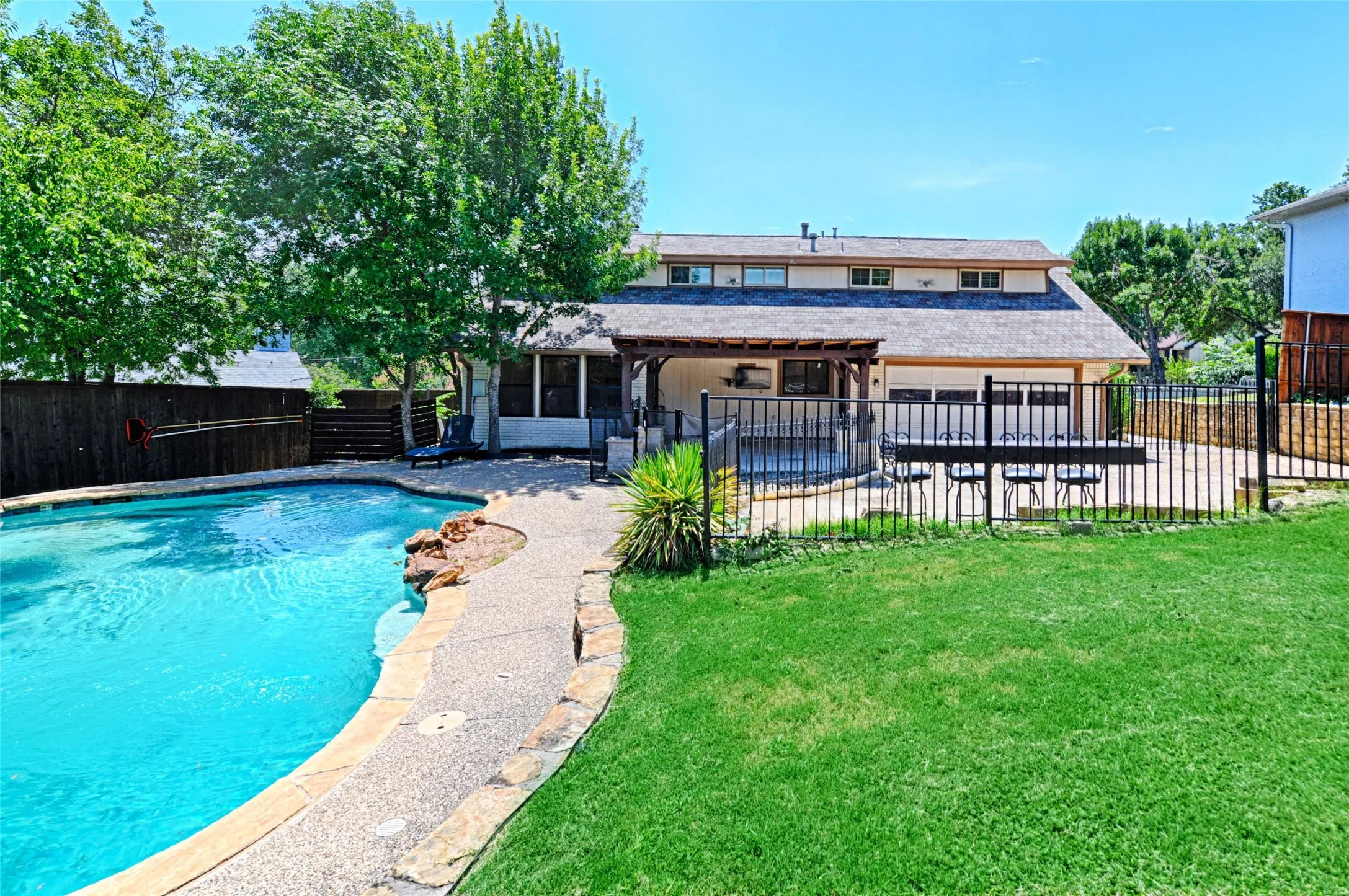Single Family Residence For Sale in Dallas County , 417 San Jose Street, Irving, Texas 75062, 4 Bedroom, 2 Bathroom, 2 Garage spaces, 2,499 Sqft, built in 1970, mls#21310809, Real Estate Agent in Irving, Homes For Sale in Dallas county, Homes For Sale in Irving, Realtor in Irving Texas, Real Estate Brokerage Independent Realty Texas, Luminita Cordes Realtor