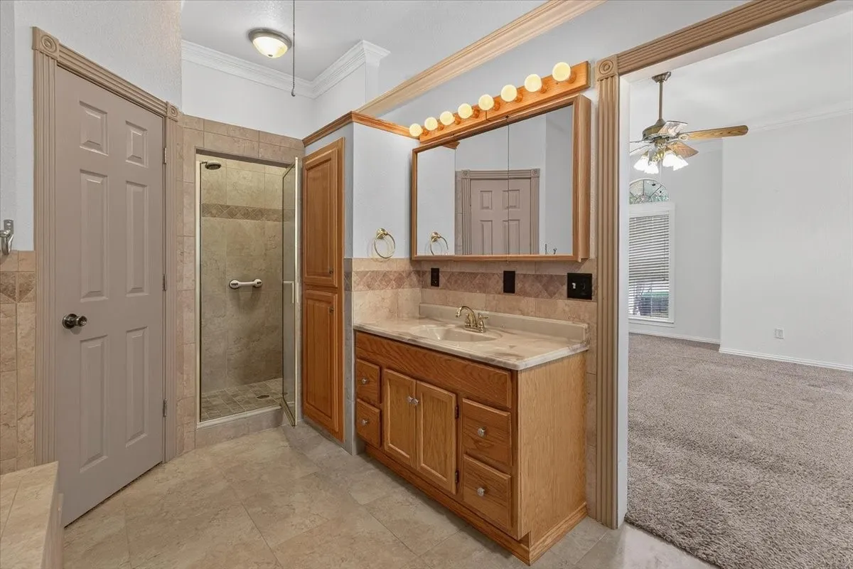 Single Family Residence For Rent in Tarrant County , 6224 Canyon Trail, Lake Worth, Texas 76135, 3 Bedroom, 3 Bathroom, 2 Garage spaces, 2,432 Sqft, built in 2002, mls#21323487, Real Estate Agent in Lake Worth, Homes For Rent in Tarrant county, Homes For Rent in Lake Worth, Realtor in Lake Worth Texas, Real Estate Brokerage Independent Realty Texas, Luminita Cordes Realtor