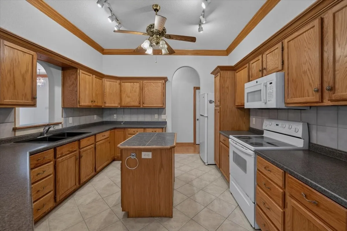 Single Family Residence For Rent in Tarrant County , 6224 Canyon Trail, Lake Worth, Texas 76135, 3 Bedroom, 3 Bathroom, 2 Garage spaces, 2,432 Sqft, built in 2002, mls#21323487, Real Estate Agent in Lake Worth, Homes For Rent in Tarrant county, Homes For Rent in Lake Worth, Realtor in Lake Worth Texas, Real Estate Brokerage Independent Realty Texas, Luminita Cordes Realtor