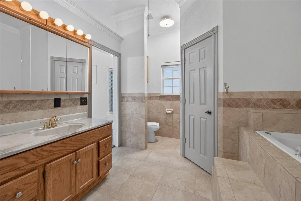 Single Family Residence For Rent in Tarrant County , 6224 Canyon Trail, Lake Worth, Texas 76135, 3 Bedroom, 3 Bathroom, 2 Garage spaces, 2,432 Sqft, built in 2002, mls#21323487, Real Estate Agent in Lake Worth, Homes For Rent in Tarrant county, Homes For Rent in Lake Worth, Realtor in Lake Worth Texas, Real Estate Brokerage Independent Realty Texas, Luminita Cordes Realtor