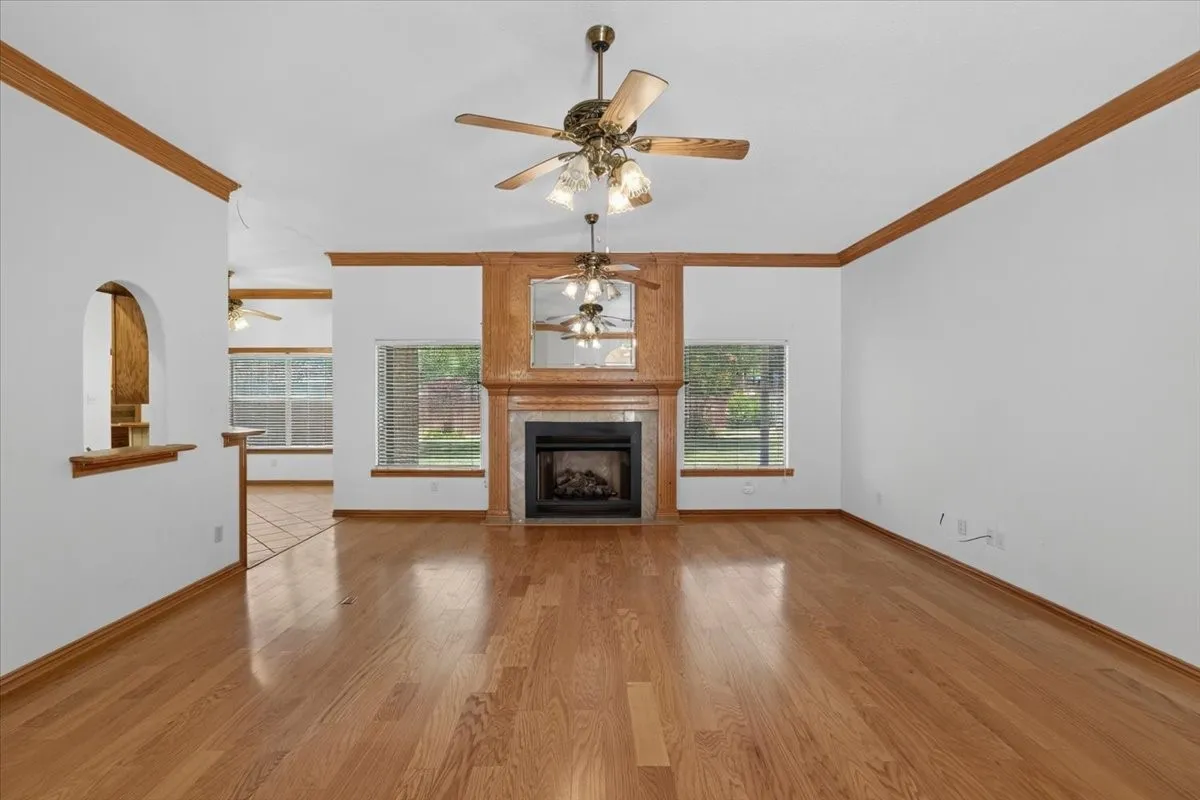 Single Family Residence For Rent in Tarrant County , 6224 Canyon Trail, Lake Worth, Texas 76135, 3 Bedroom, 3 Bathroom, 2 Garage spaces, 2,432 Sqft, built in 2002, mls#21323487, Real Estate Agent in Lake Worth, Homes For Rent in Tarrant county, Homes For Rent in Lake Worth, Realtor in Lake Worth Texas, Real Estate Brokerage Independent Realty Texas, Luminita Cordes Realtor