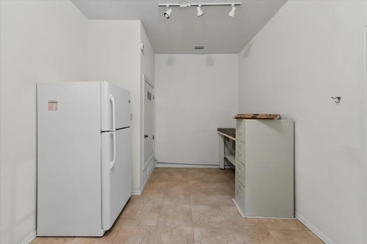 Single Family Residence For Rent in Tarrant County , 6224 Canyon Trail, Lake Worth, Texas 76135, 3 Bedroom, 3 Bathroom, 2 Garage spaces, 2,432 Sqft, built in 2002, mls#21323487, Real Estate Agent in Lake Worth, Homes For Rent in Tarrant county, Homes For Rent in Lake Worth, Realtor in Lake Worth Texas, Real Estate Brokerage Independent Realty Texas, Luminita Cordes Realtor