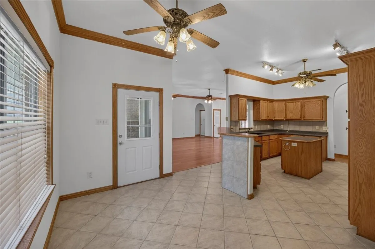 Single Family Residence For Rent in Tarrant County , 6224 Canyon Trail, Lake Worth, Texas 76135, 3 Bedroom, 3 Bathroom, 2 Garage spaces, 2,432 Sqft, built in 2002, mls#21323487, Real Estate Agent in Lake Worth, Homes For Rent in Tarrant county, Homes For Rent in Lake Worth, Realtor in Lake Worth Texas, Real Estate Brokerage Independent Realty Texas, Luminita Cordes Realtor